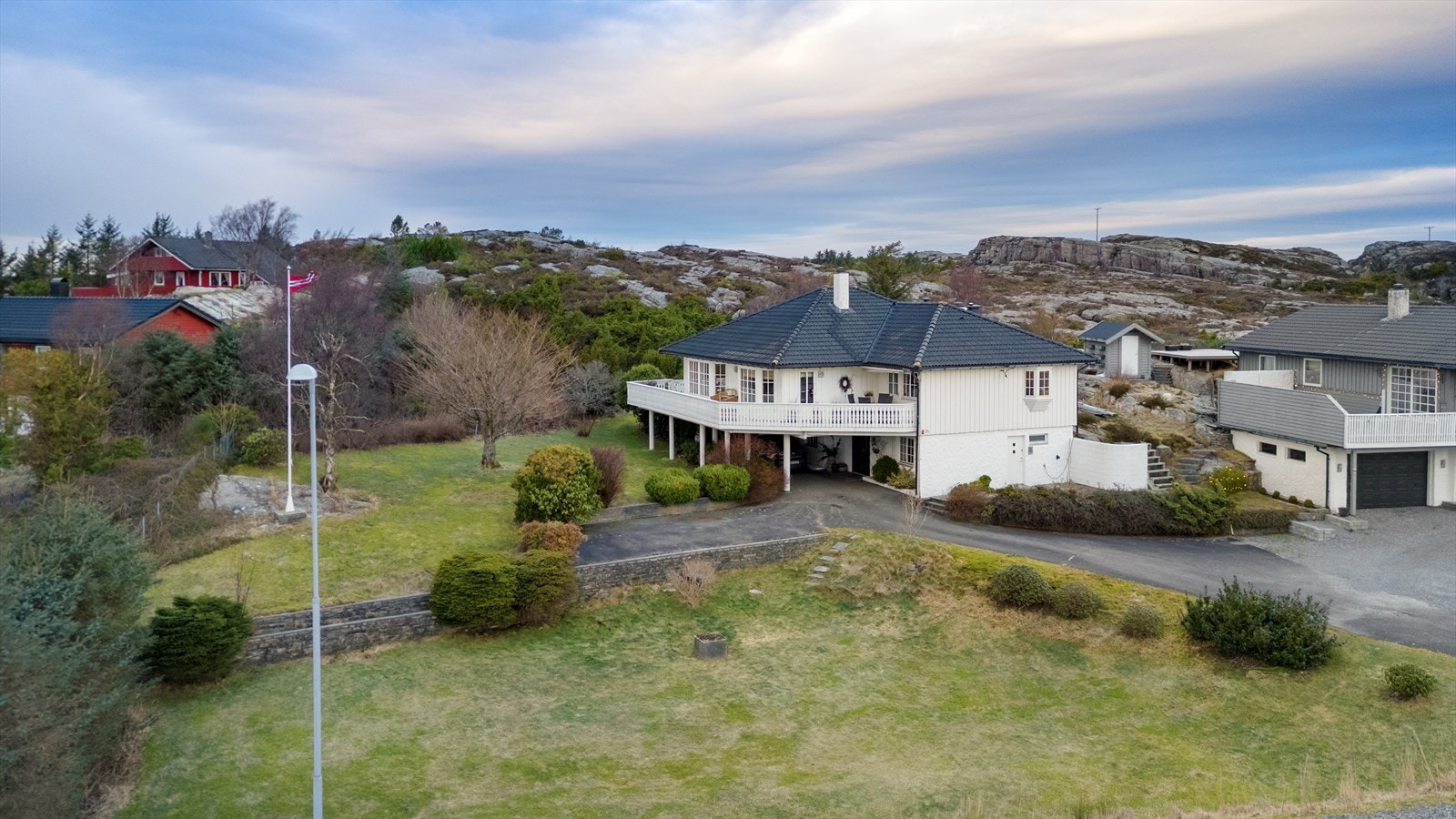 Eiendommen ligger i et svært attraktivt og familievennlig område på Angeltveit i Øygarden kommune. Galleribilde