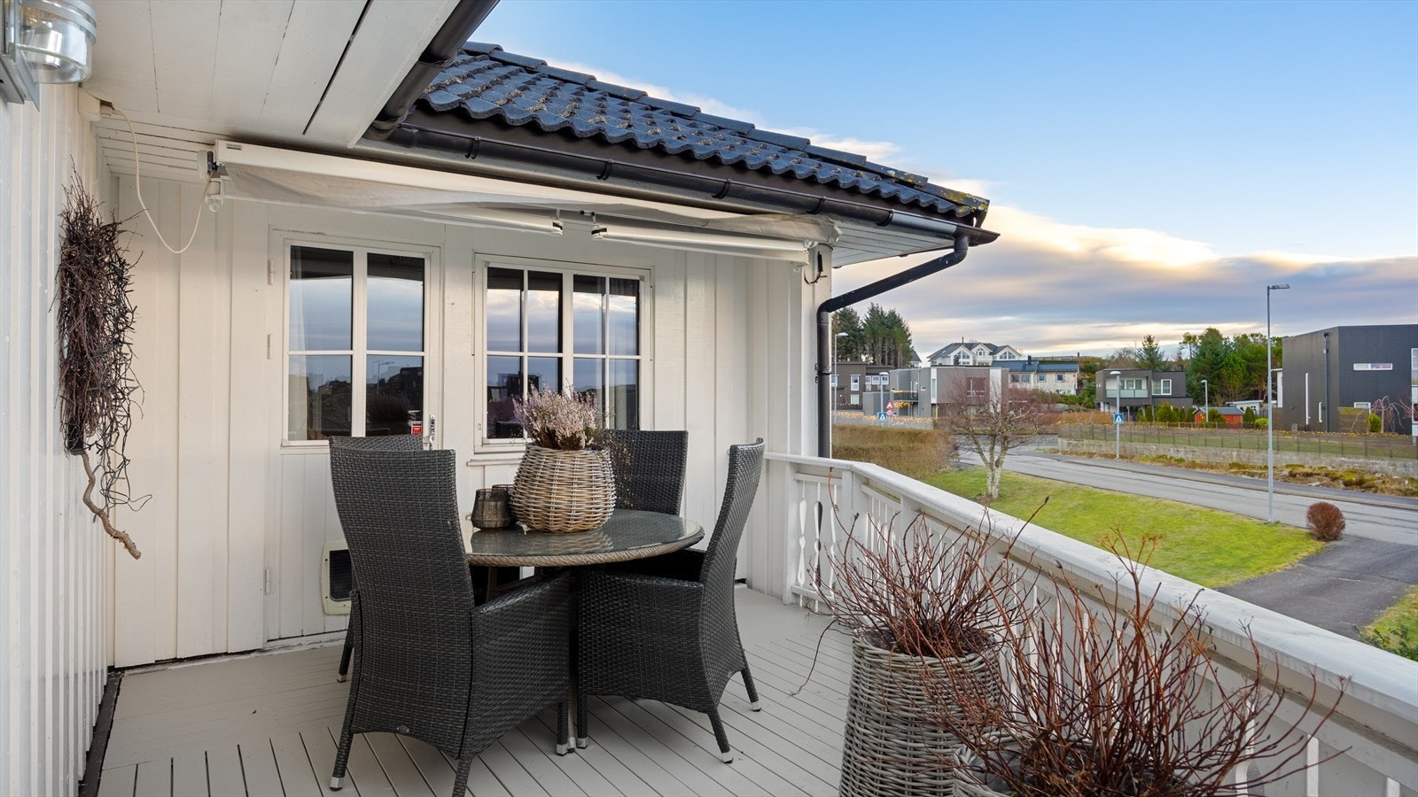 Terrassen brer seg fram til forsiden av huset. Praktisk tilgang fra kjøkkenet. Galleribilde