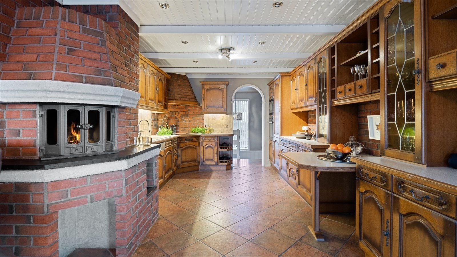 Boligen har et stort og romslig kjøkken hvor man har rikelig med skap og benkplass. Galleribilde