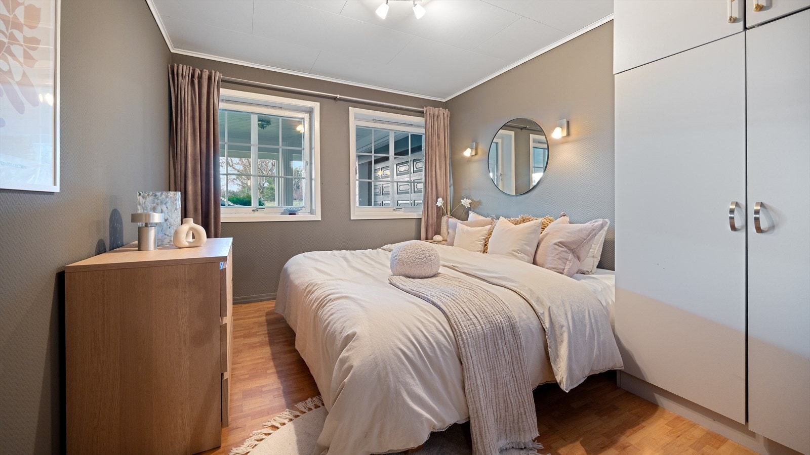 Romslig soverom med god plass til dobbeltseng, kommode og skapplass. Galleribilde