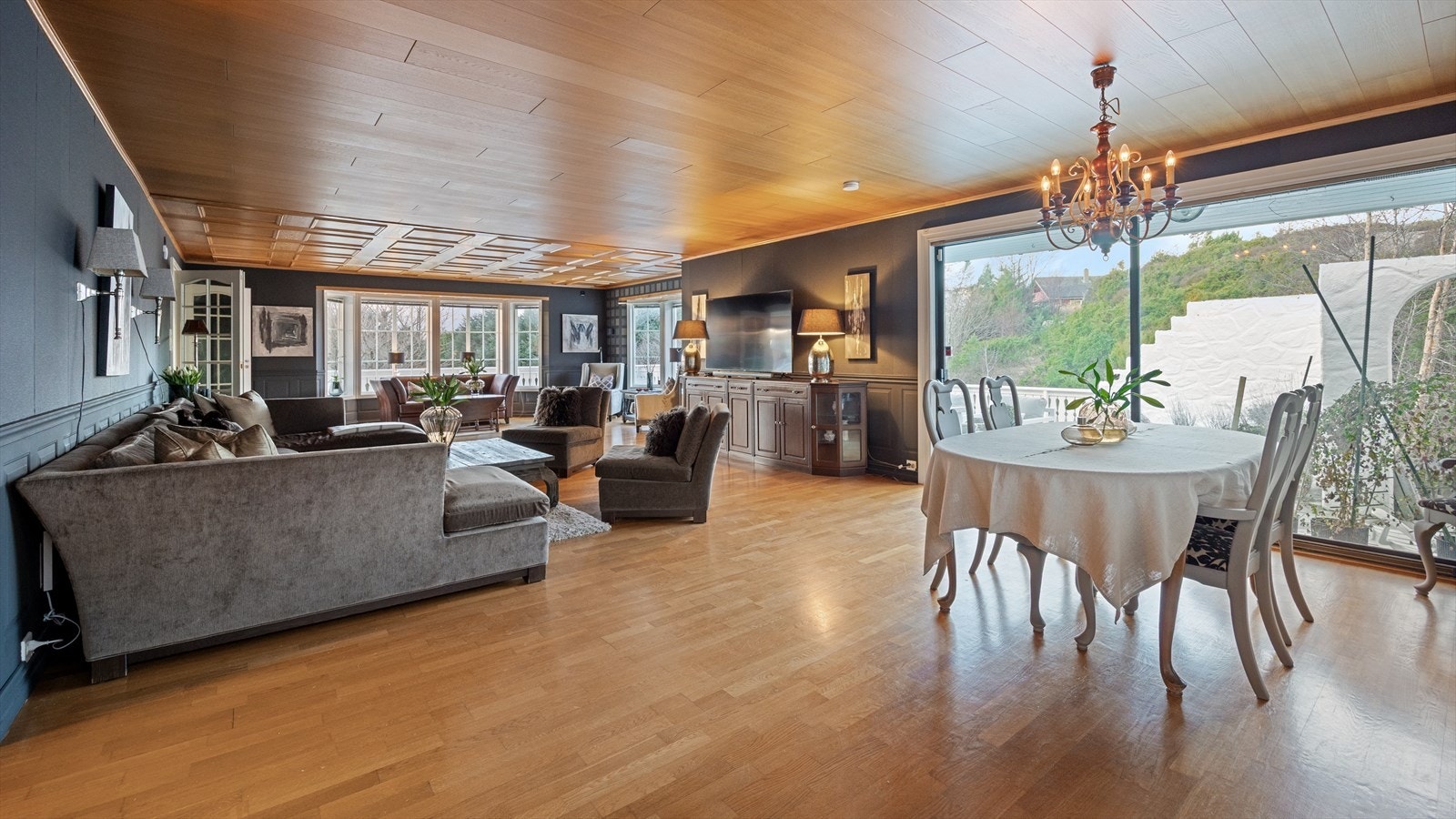 Stuen er av god størrelse på hele 67m² hvor man har god plass til sofa- og spisegrupper. Galleribilde