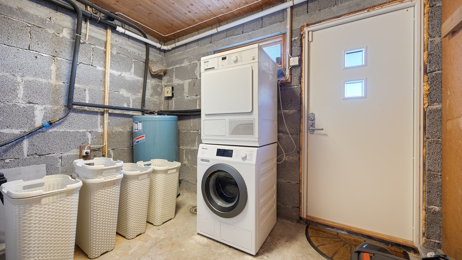 Boligen inneholder også et praktisk vaskerom med opplegg for vaskemaskin og tørketrommel Galleribilde
