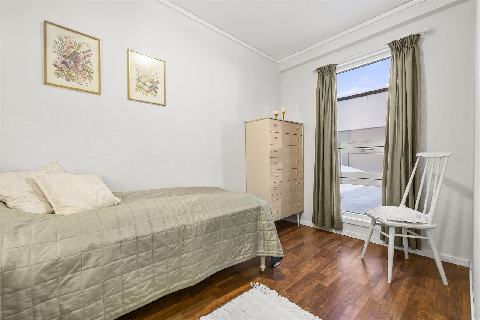 Leilighetens andre soverom passer godt som barnerom, gjesterom eller kontor. Galleribilde