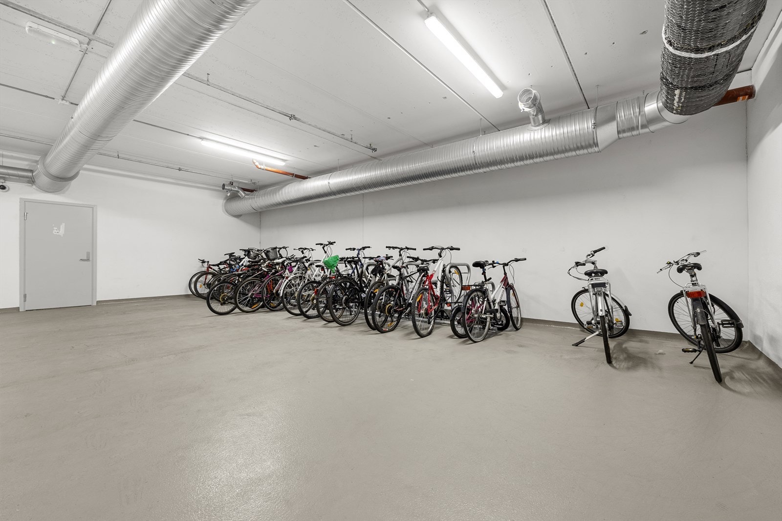 Det er felles sykkelparkering i kjelleren. Galleribilde