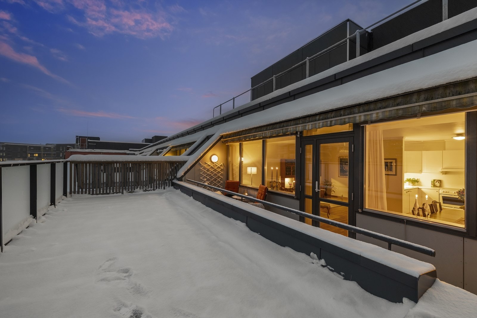 I tillegg til terrassen disponerer leiligheten en platting på 10 m² med steinheller. Galleribilde