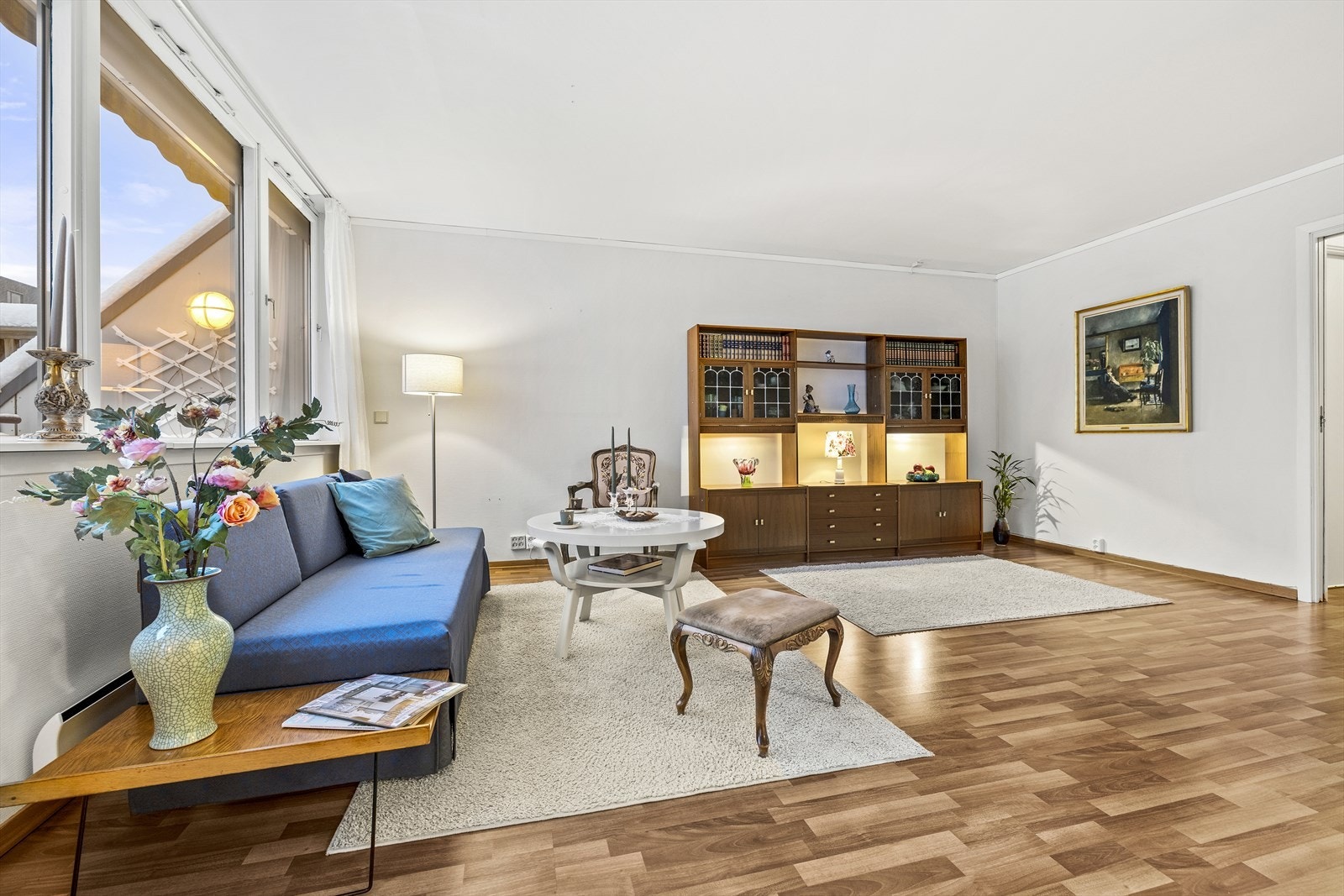 Gjennomgående laminatgulv og malte plater på veggene skaper et helhetlig inntrykk. Galleribilde