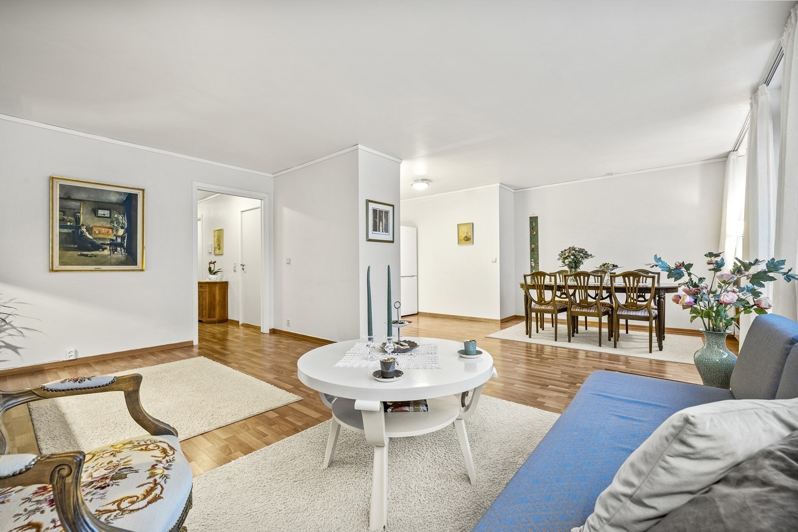 Den åpne løsningen gir en god romfølelse og fleksible møbleringsmuligheter. Galleribilde