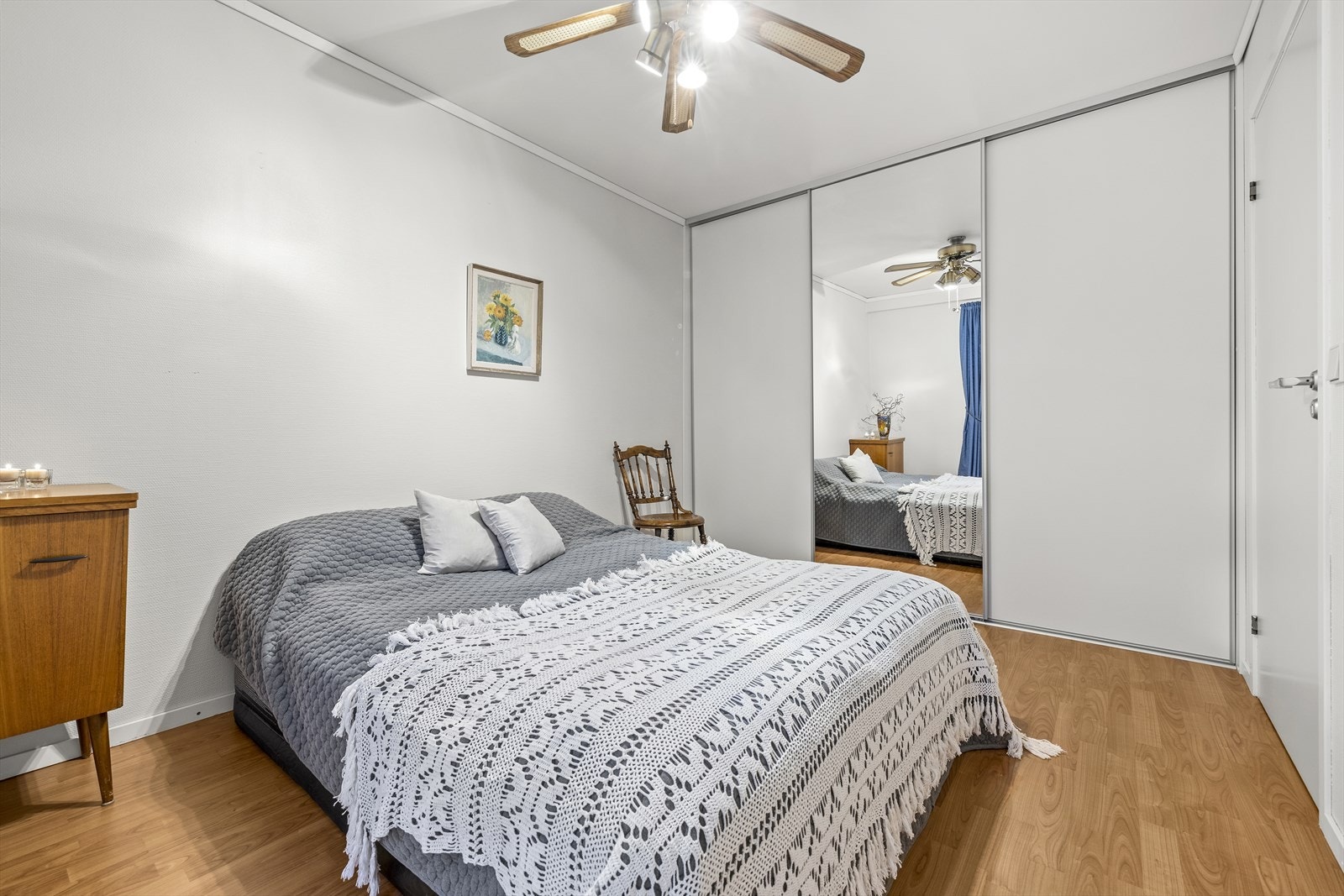 Rommet er utstyrt med en stor skyvedørsgarderobe med speilfront. Galleribilde