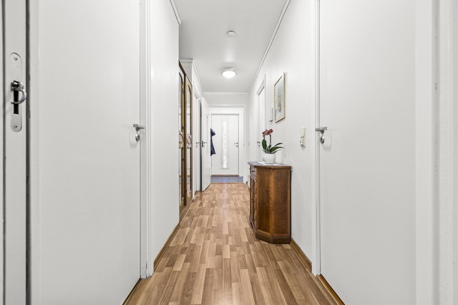 Innvendig har boligen malte, glatte dører som bidrar til det enhetlige uttrykket. Galleribilde