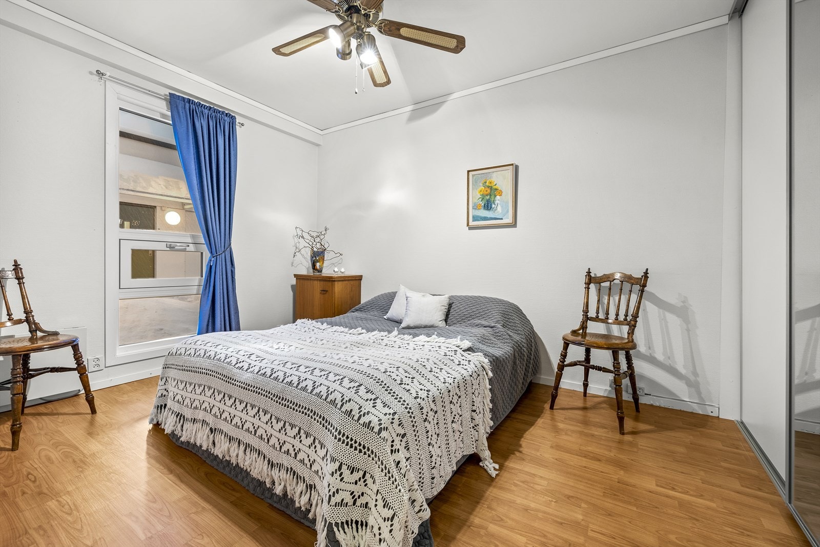 Hovedsoverommet har god plass til dobbeltseng og oppbevaringsløsninger. Galleribilde