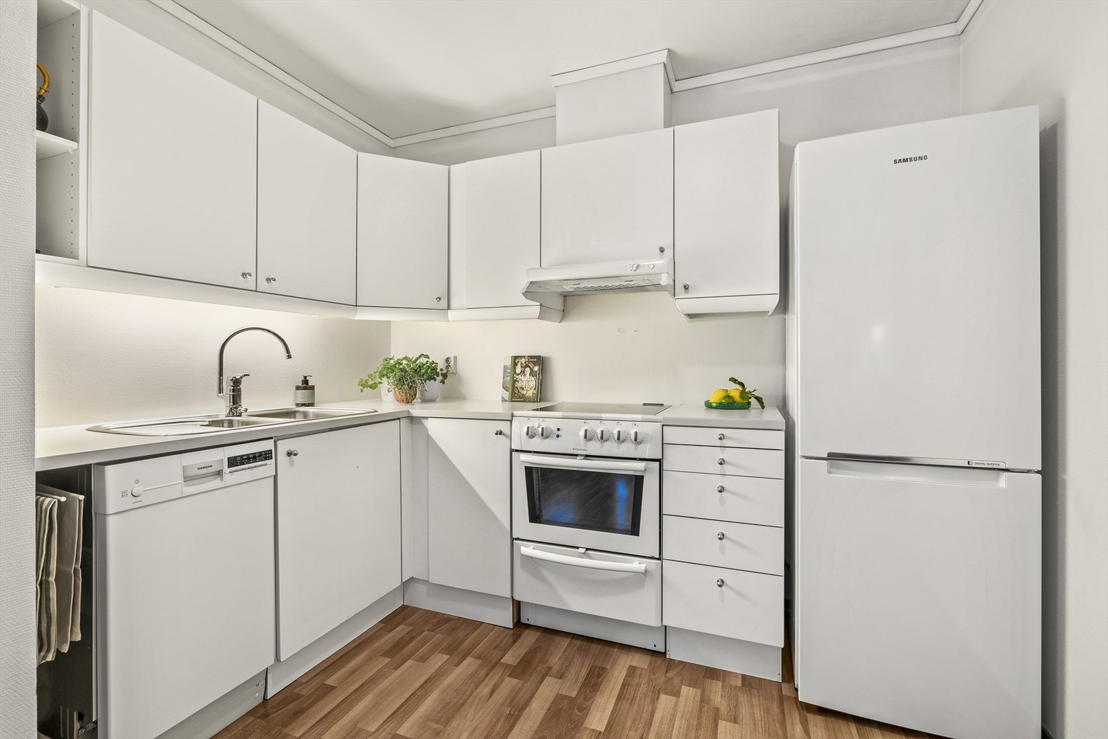 Kjøkkeninnredningen har glatte fronter og benkeplate i laminat. Galleribilde