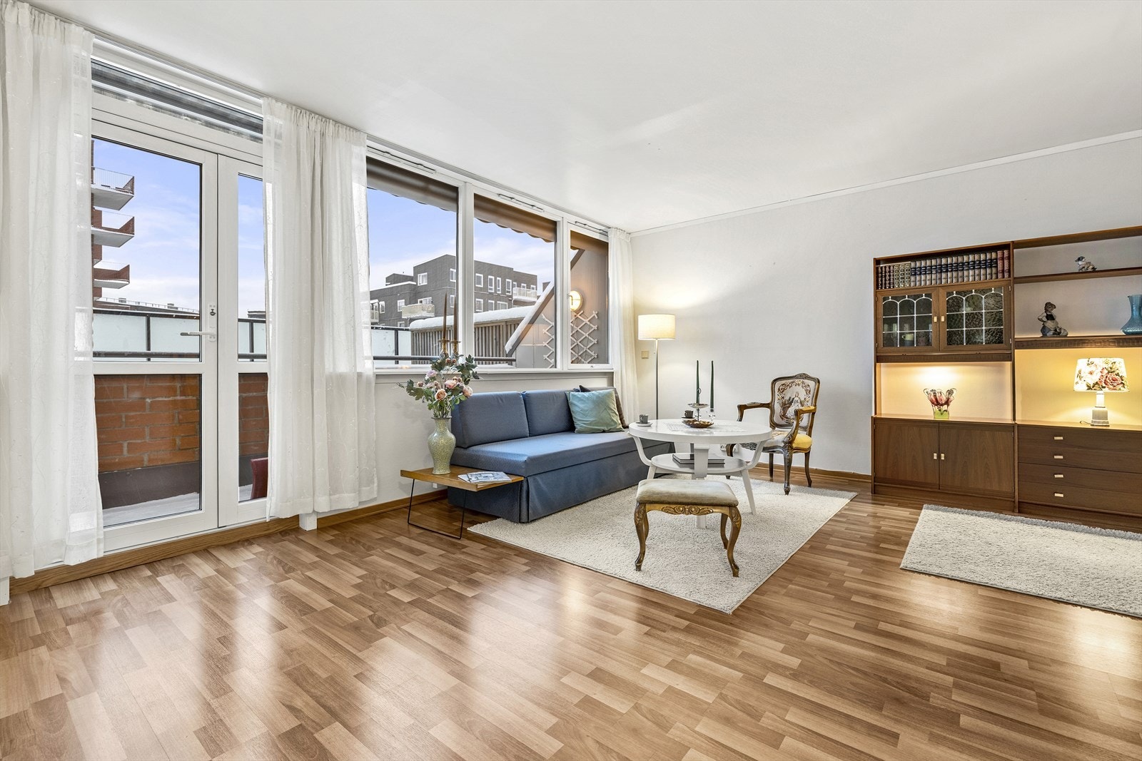 Store vindusflater slipper inn rikelig med dagslys i stuen. Galleribilde