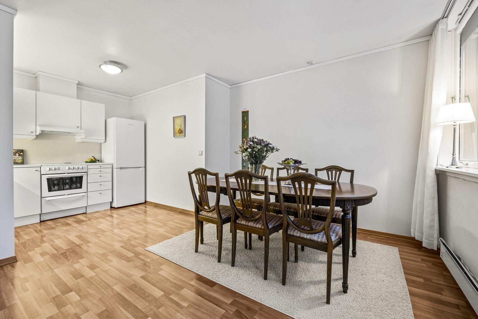 Kjøkkenet har en praktisk plassering i tilknytning til spiseplassen. Galleribilde