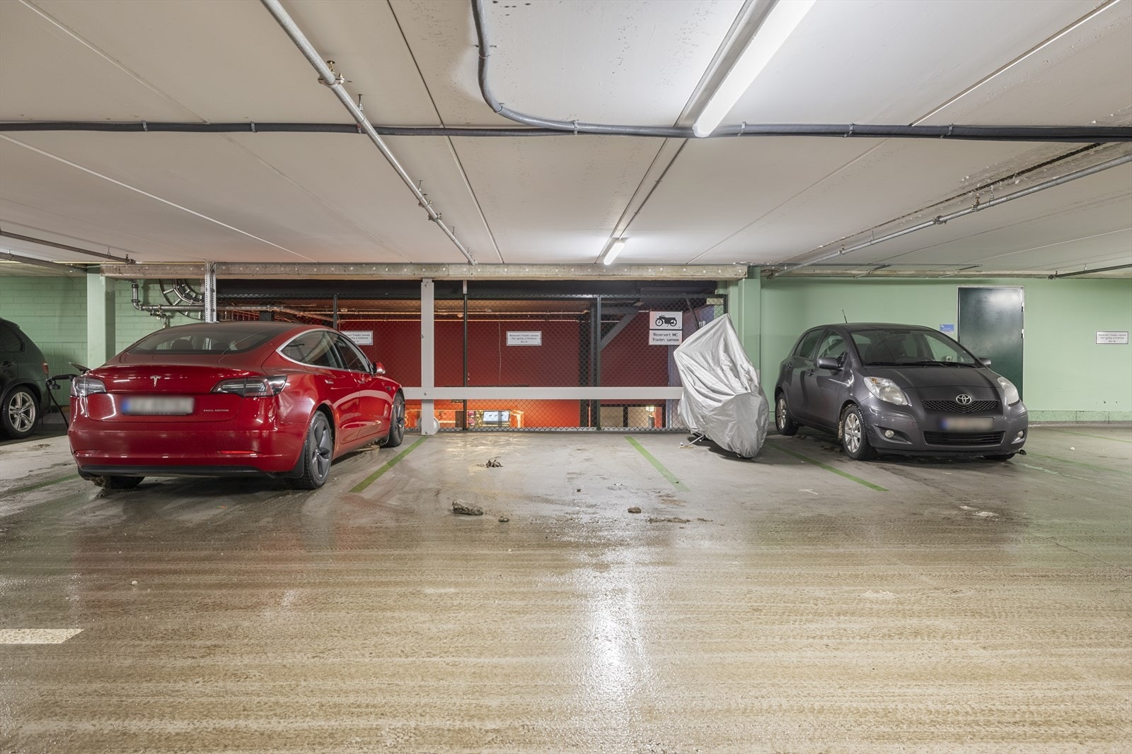 Det medfølger garasjeplass og en bod på 4 m² i kjelleren for ytterligere oppbevaring. Galleribilde