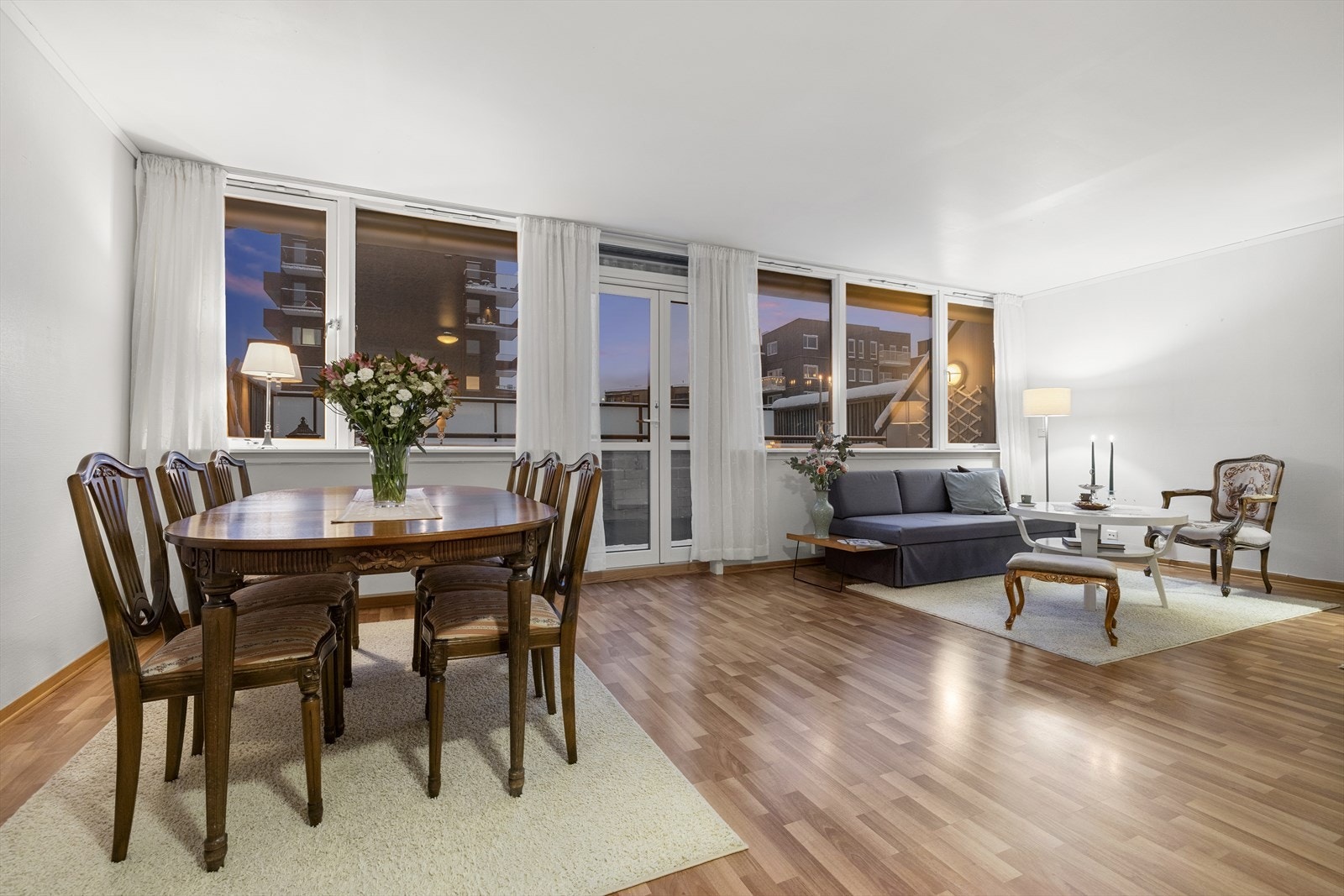 Den romslige stuen gir god plass til både sofagruppe og spisebord. Galleribilde