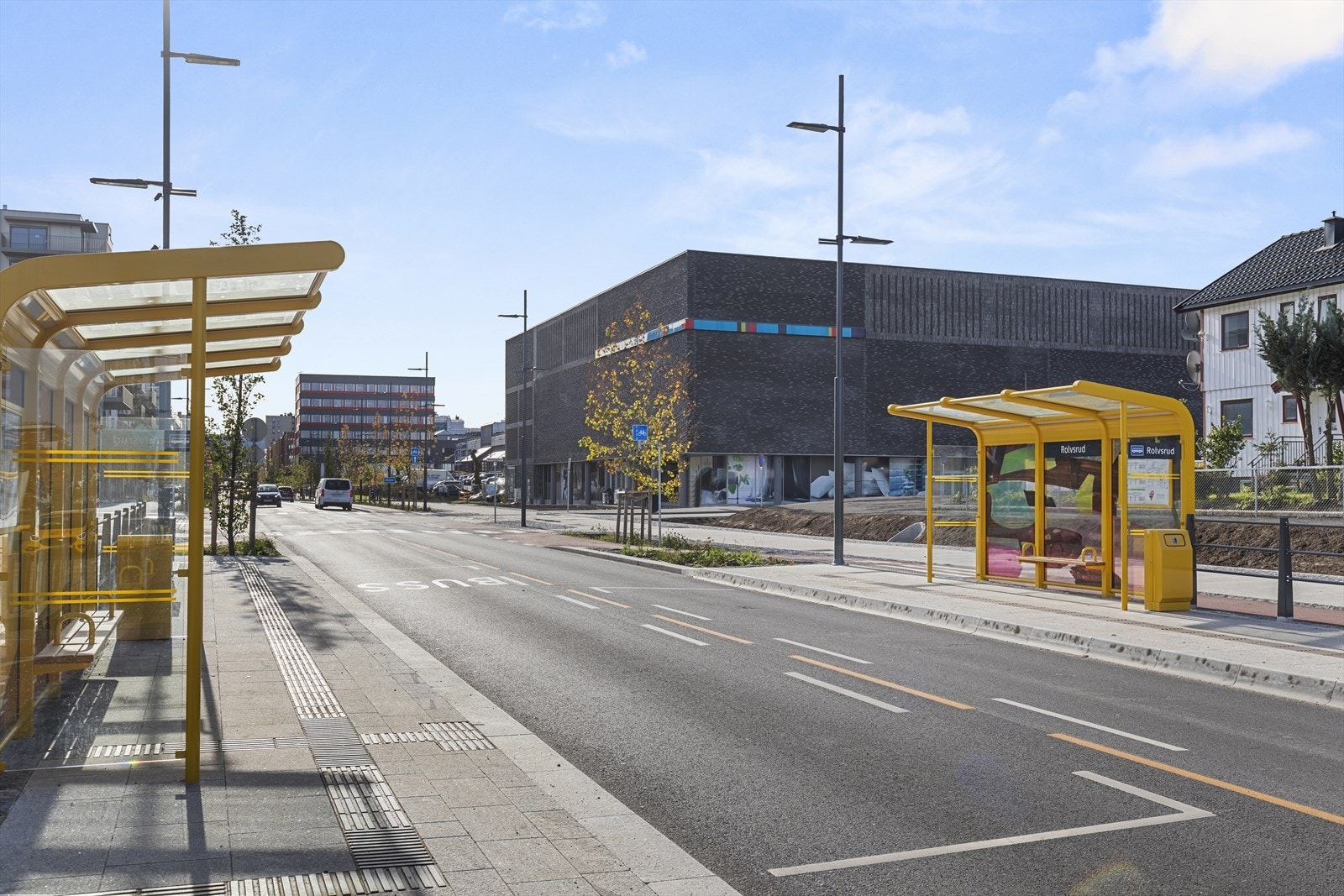 Bussholdeplassen ved Triaden ligger ett minutt unna og har hyppige avganger mot blant annet Oslo. Galleribilde