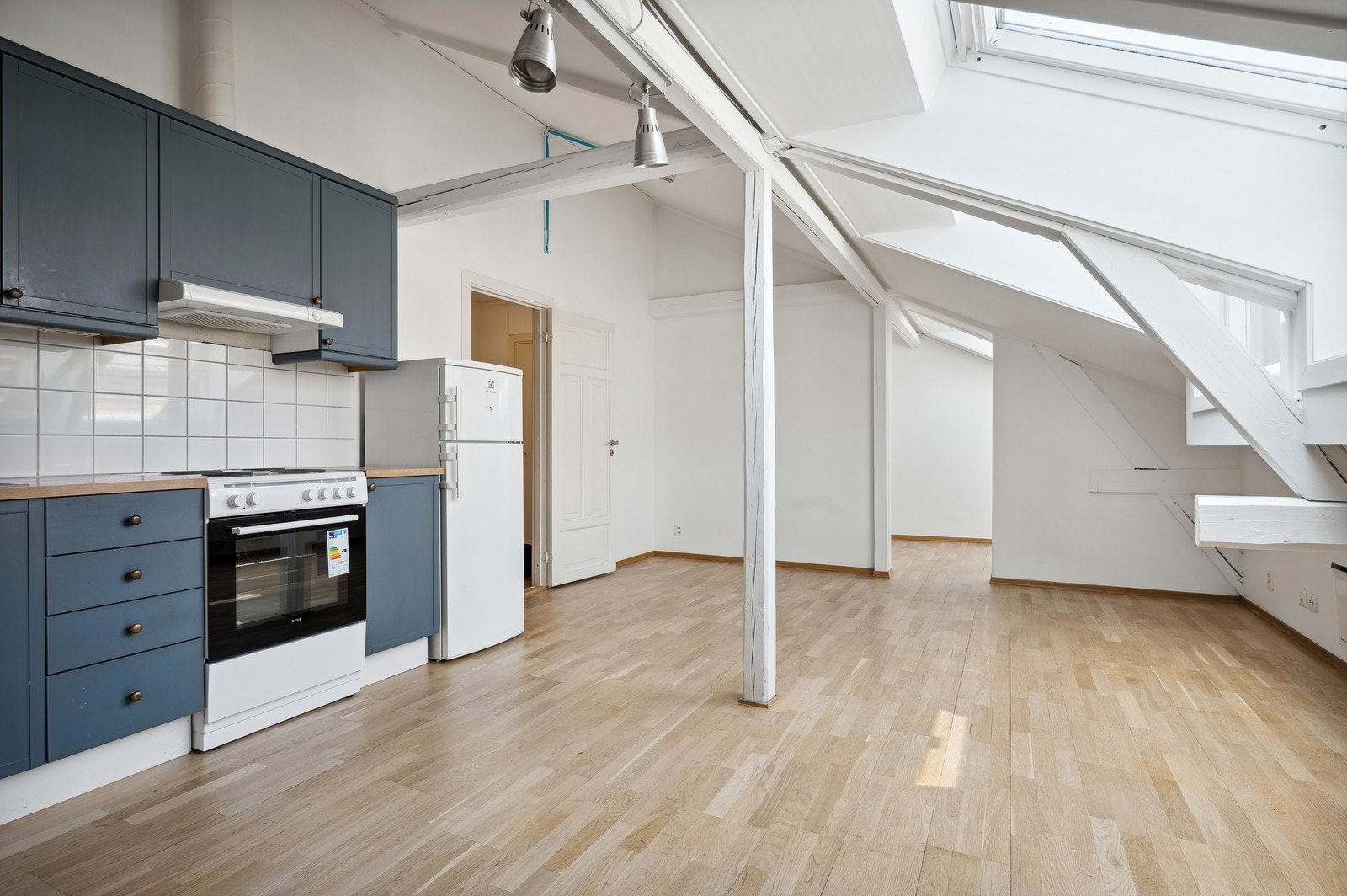 Sjarmerende loftsleilighet med stor stue med åpen kjøkkenløsning Galleribilde