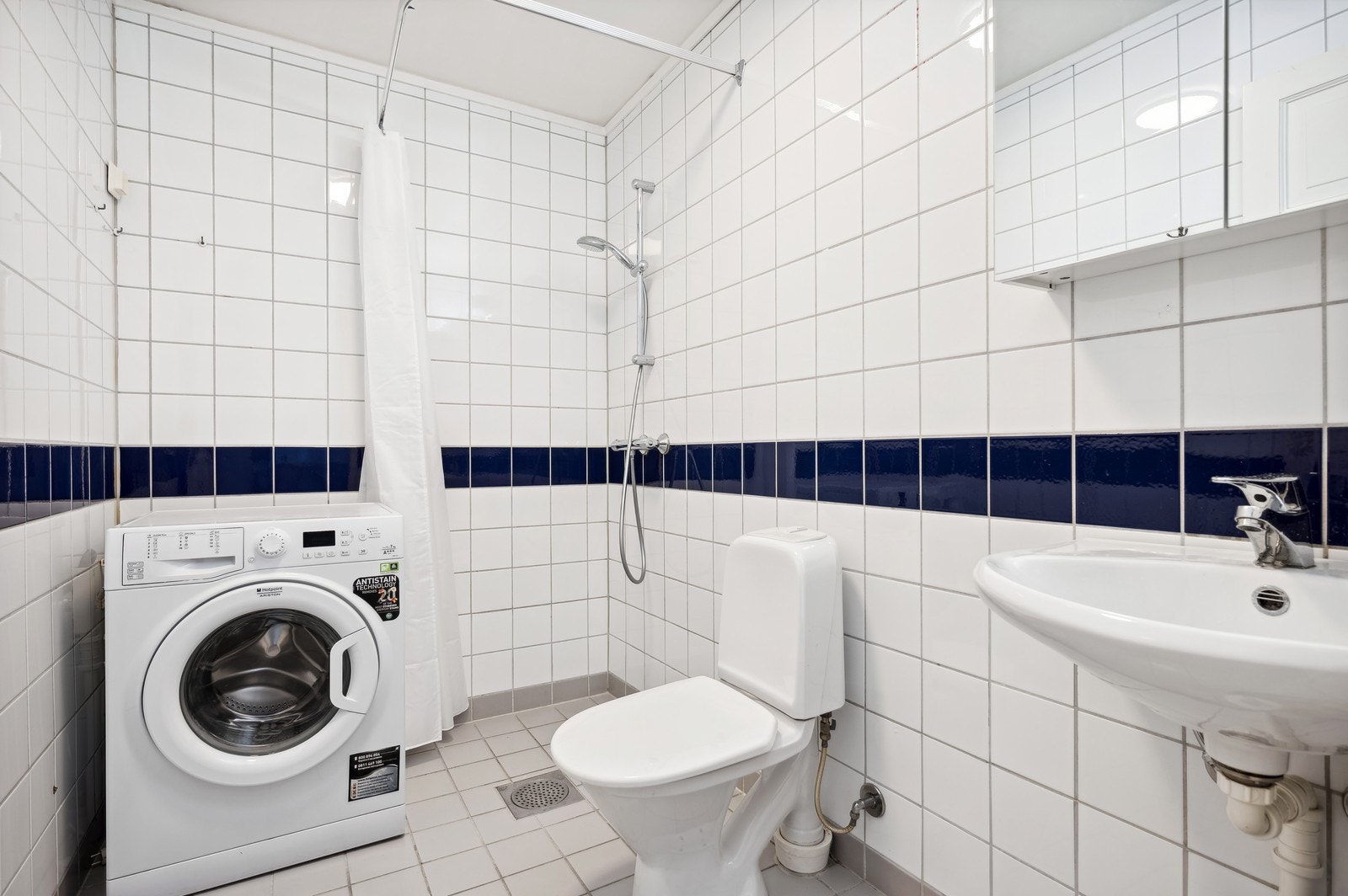 Flislags bad med vaskemaskin Galleribilde