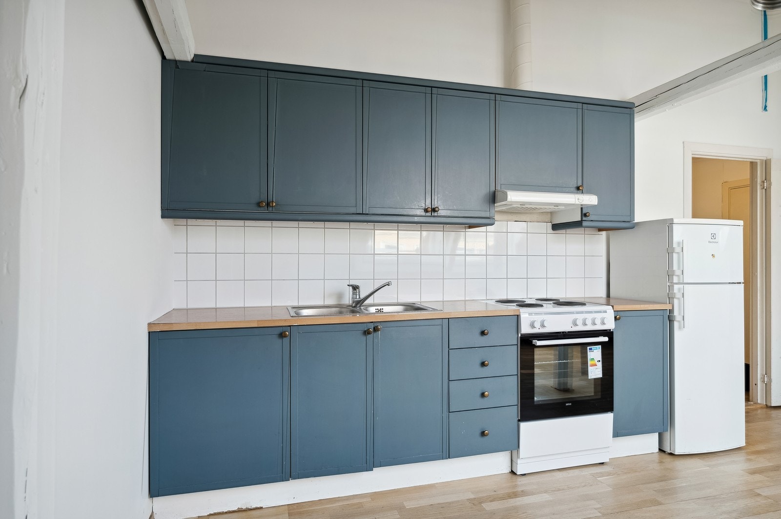 Kjøkken med diverse hvitevarer Galleribilde