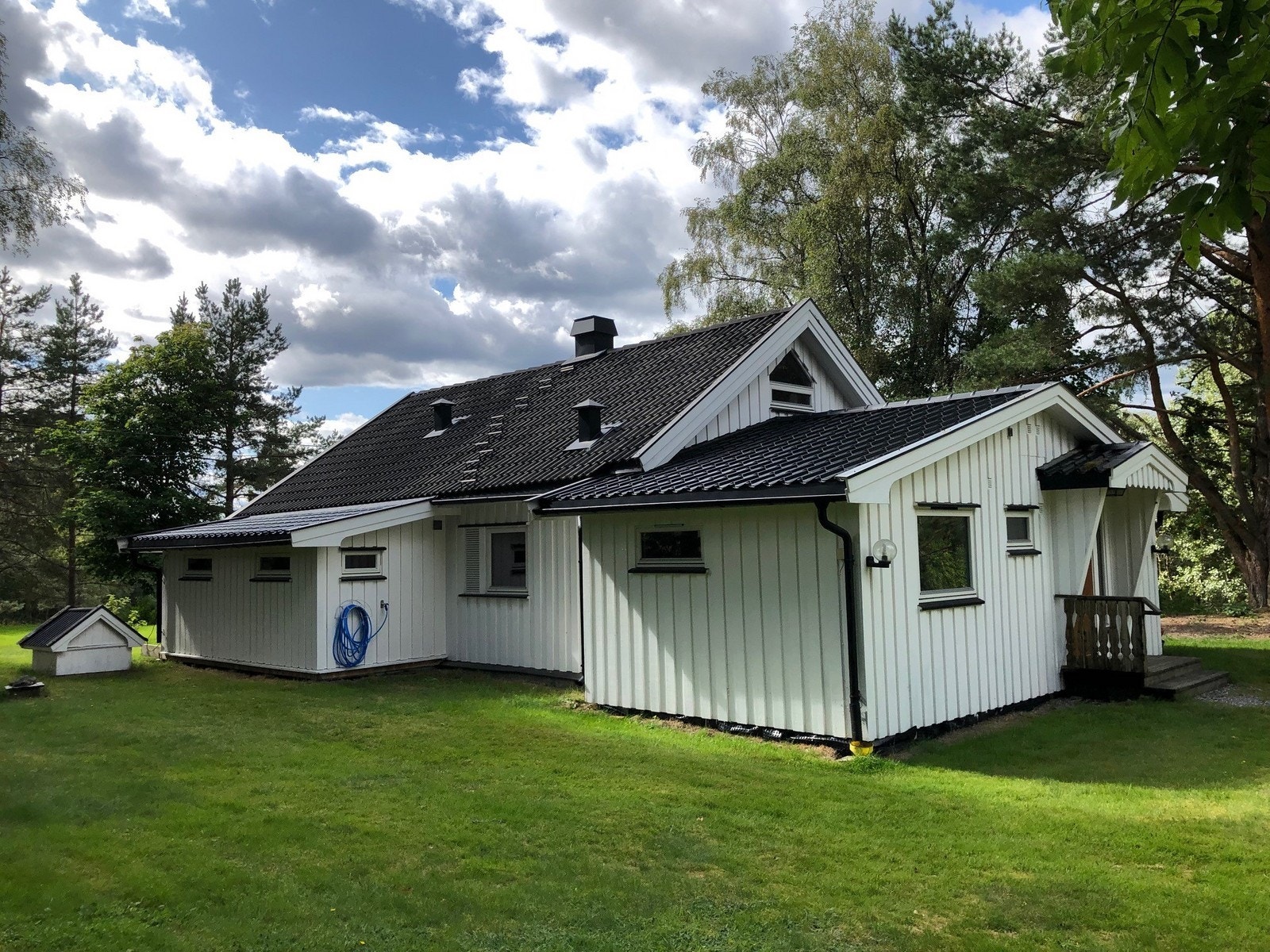 Fasade om sommeren. Galleribilde