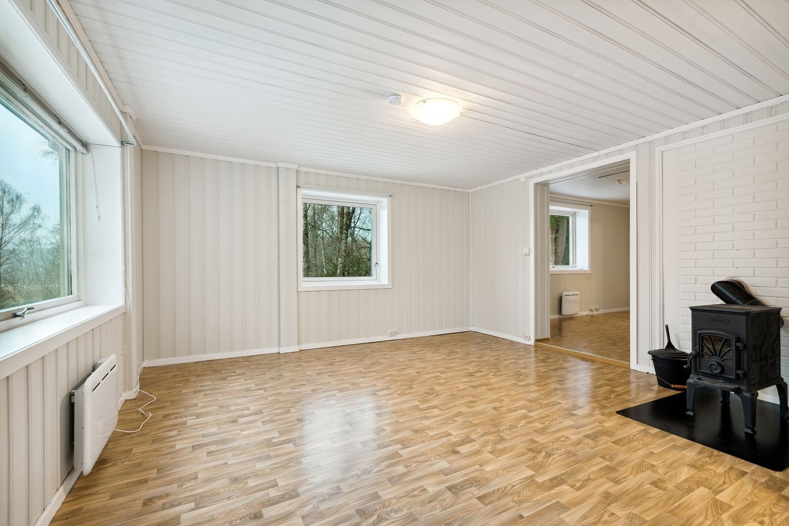 Stue med peisovn. Tilgang til gratis ved så lenge lageret rekker. Nye panelovner i 2022. Galleribilde