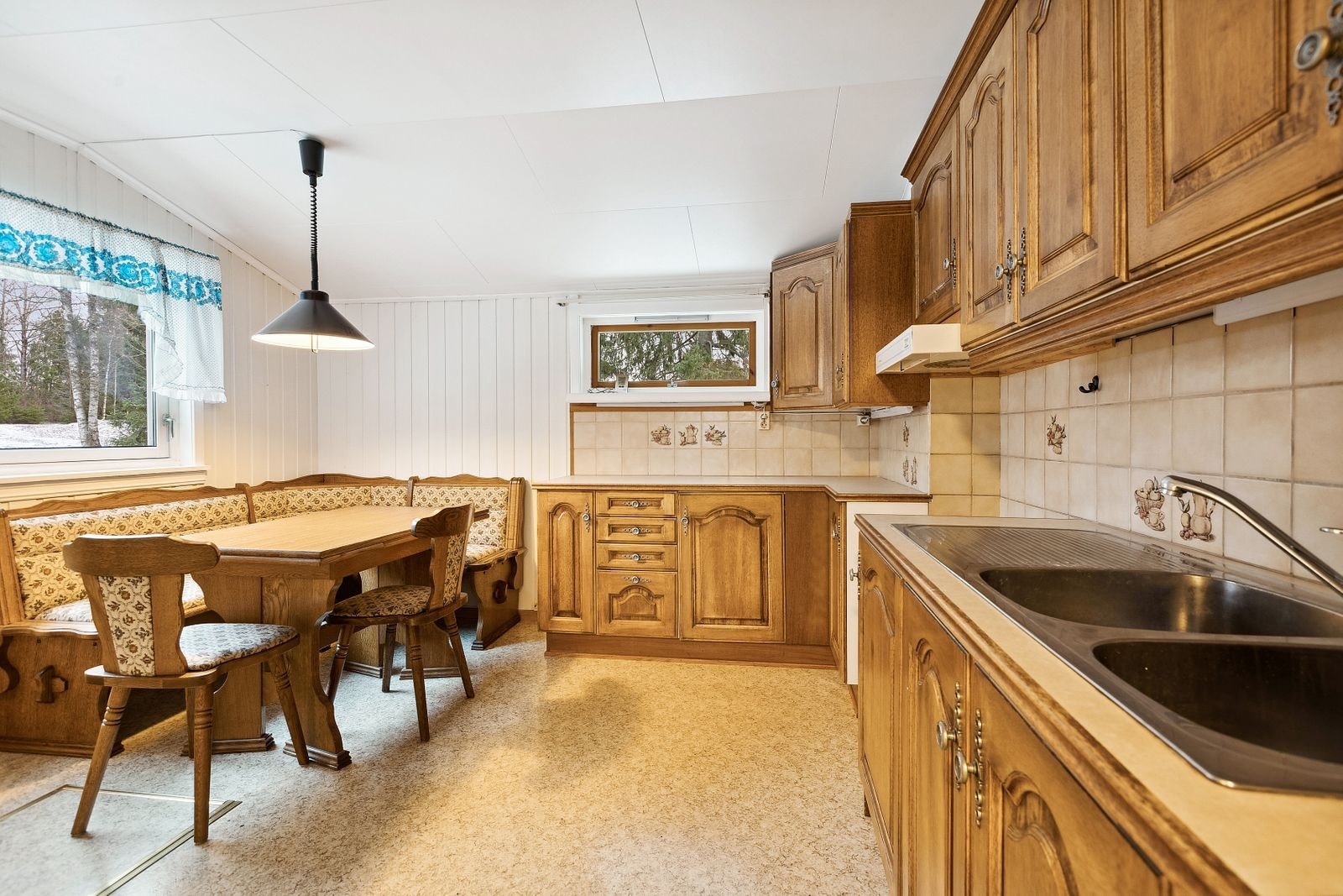 Stort kjøkken med mulighet for sittegruppe. Galleribilde