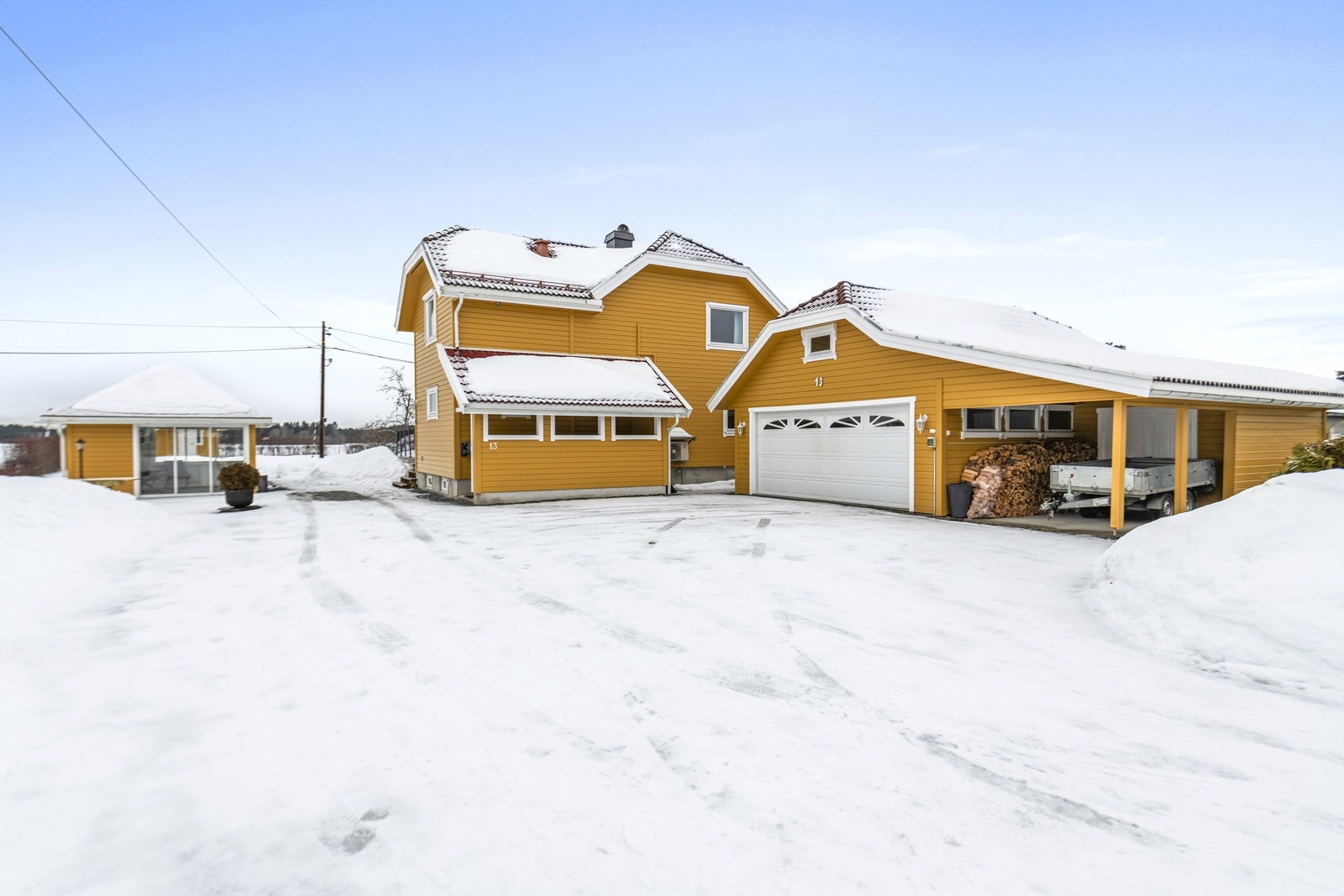 Stor gårdsplass med parkering i dobbeltgarasje og caport. Godt med lagring i garasje med egen bod og loft. Galleribilde