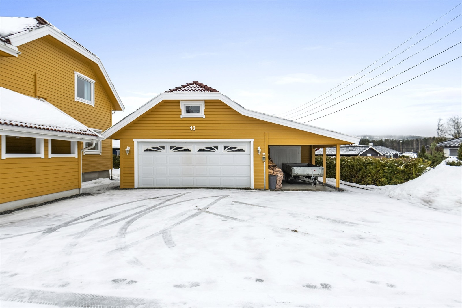 Stor dobbeltgarasje med bod og carport i tillegg. Galleribilde