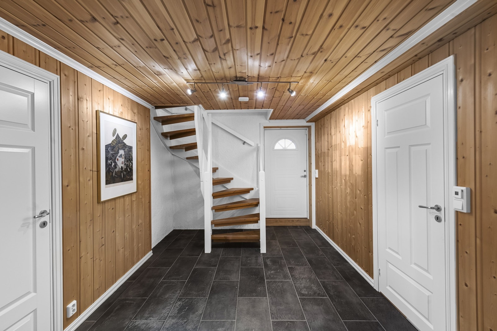 Underetasjen er innredet i ettertid og utover kjellerstuen, er underetasjen ikke godkjent for varig opphold eller bruksendret. Galleribilde