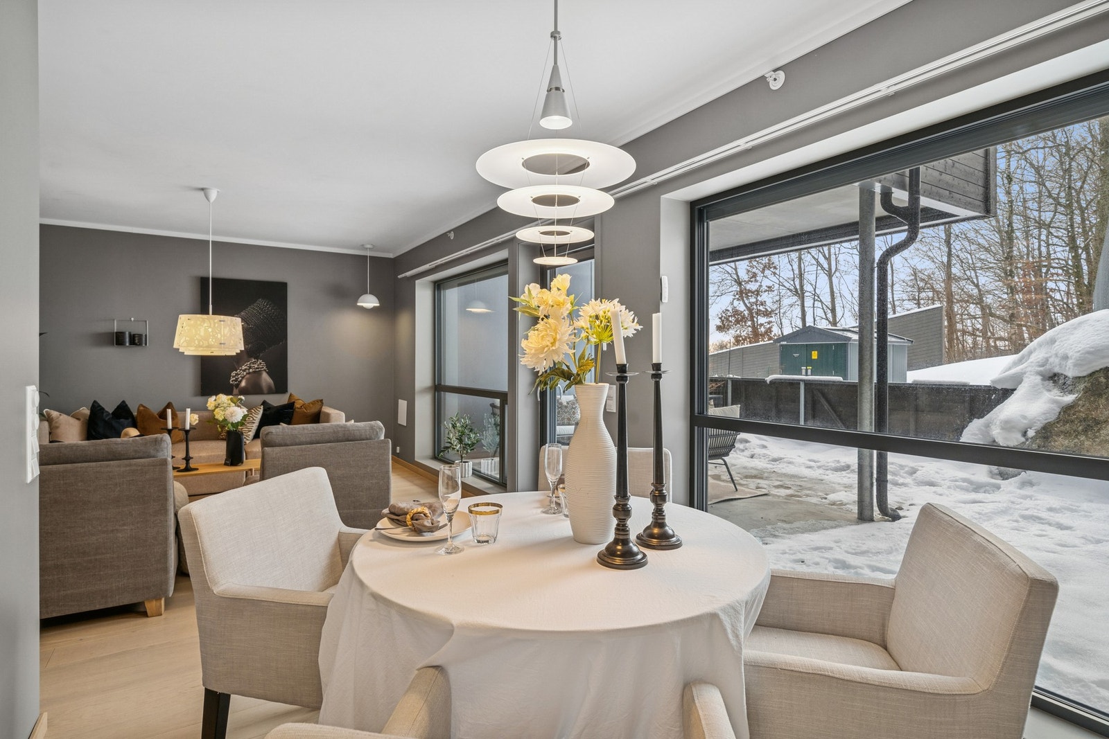 Spisestuen har en koselig og avskjermet plassering, med store vindusflater som slipper inn godt med dagslys. Her kan du nyte måltidene i rolige omgivelser med utsyn mot det private uteområdet. Galleribilde