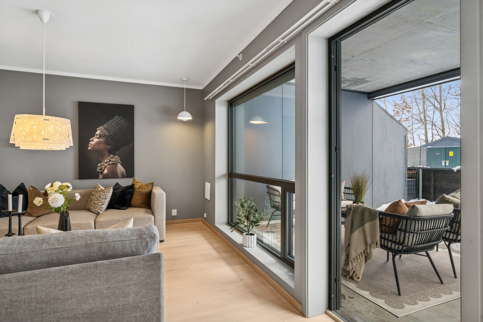 Spisestuen ligger i direkte tilknytning til stuen og terrassen, noe som gir en fin flyt mellom sonene. Et naturlig samlingspunkt for både hverdagsmiddag og hyggelige kvelder med gjester. Galleribilde