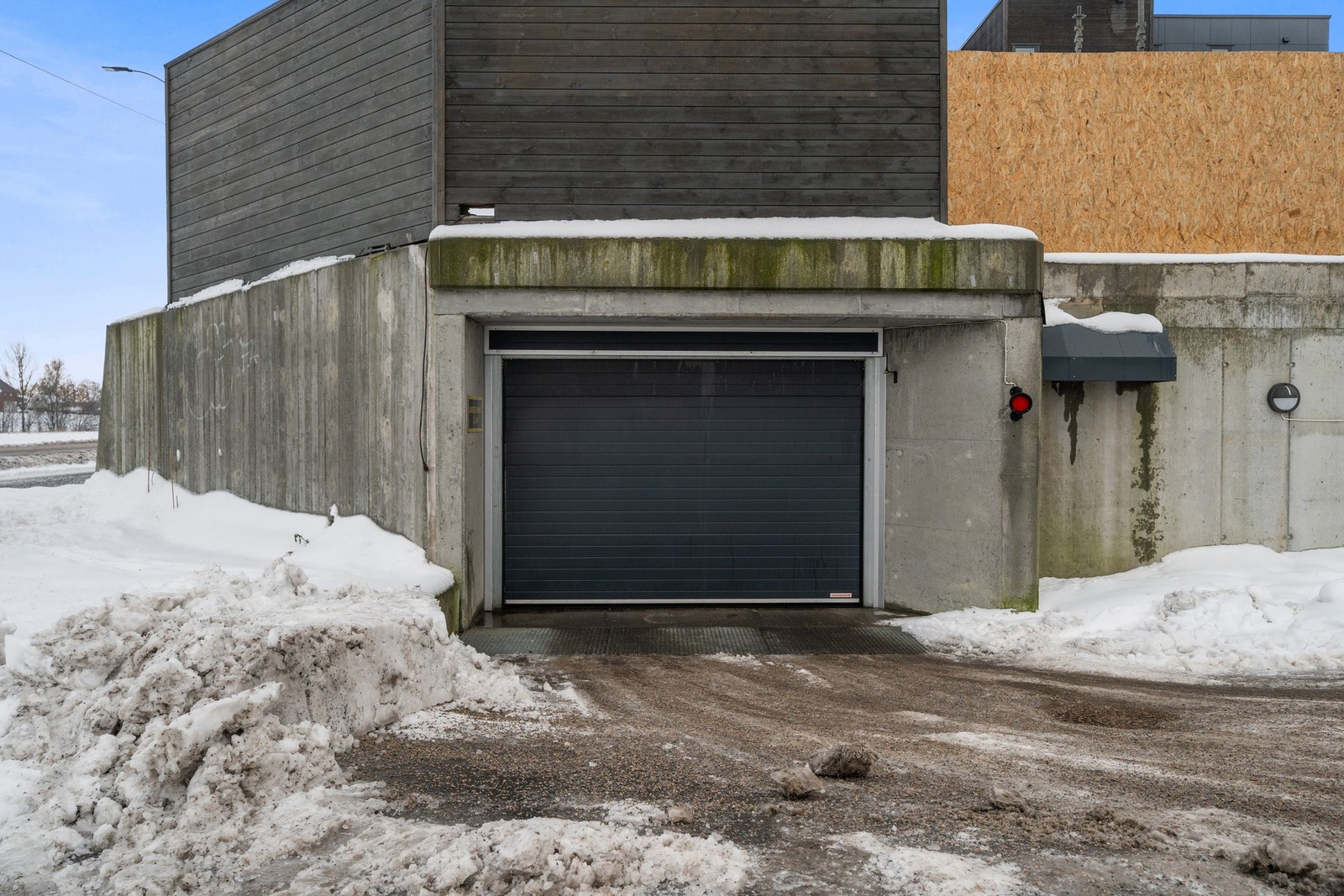 Trygg og enkel adkomst til felles garasjeanlegg via port med fjernstyring og lyssignal. Perfekt for deg som ønsker bilen stående tørt og frostfritt gjennom vinteren. Galleribilde
