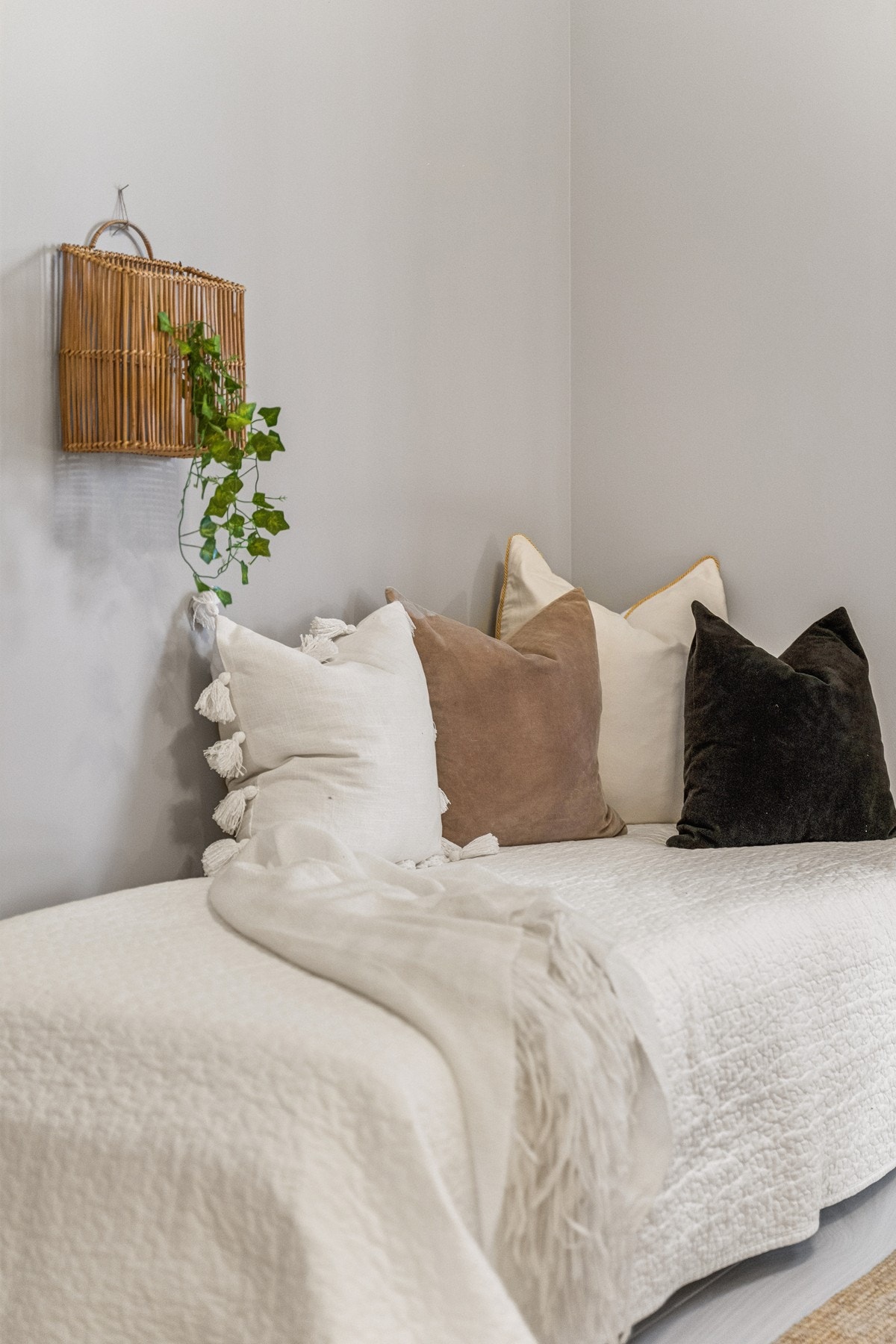 Lun og koselig stemning, innredet med en enkel sovesofa og dekorative tekstiler. Passer utmerket som gjesterom eller avslapningssone. Galleribilde