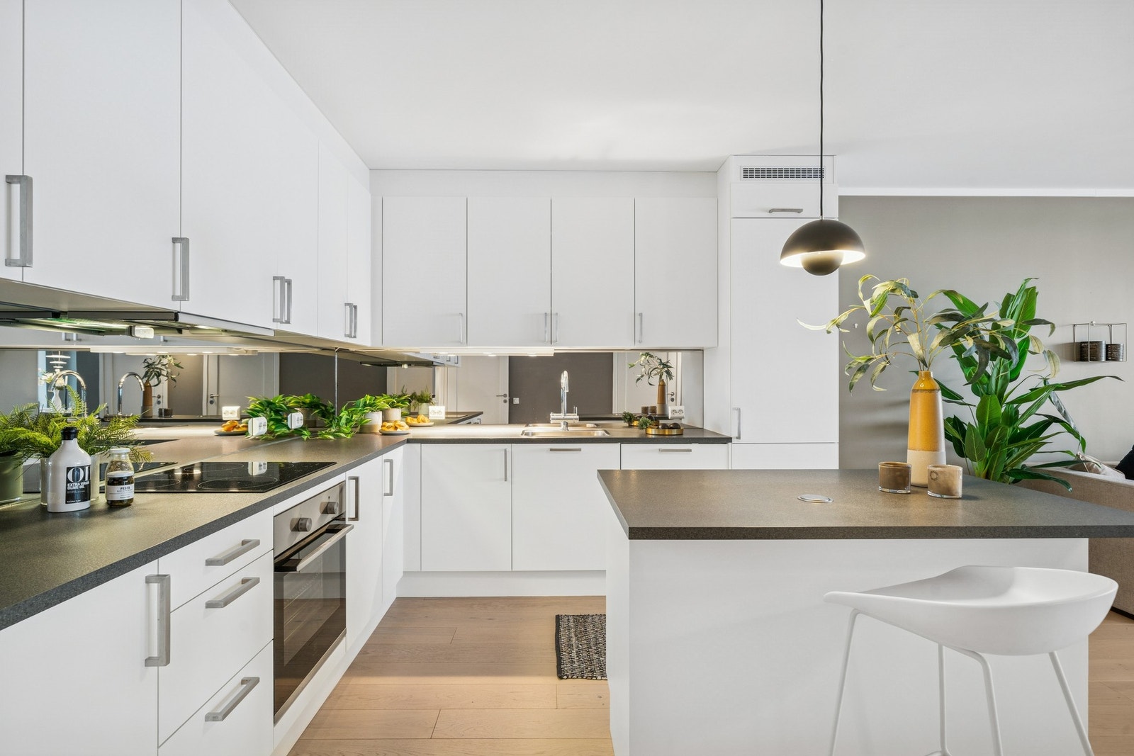 Kjøkkenet har en smart utforming med god arbeidsflate og barløsning som skaper en naturlig sosial sone. Perfekt for hverdagsbruk og når du har gjester. Galleribilde