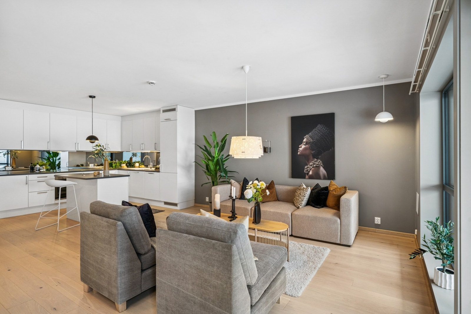 Kjøkken og stue i åpen løsning gir god romfølelse og fleksibel innredning. Kjøkkenet er funksjonelt utformet med barløsning, og passer perfekt både til matlaging og uformelle måltider. Galleribilde