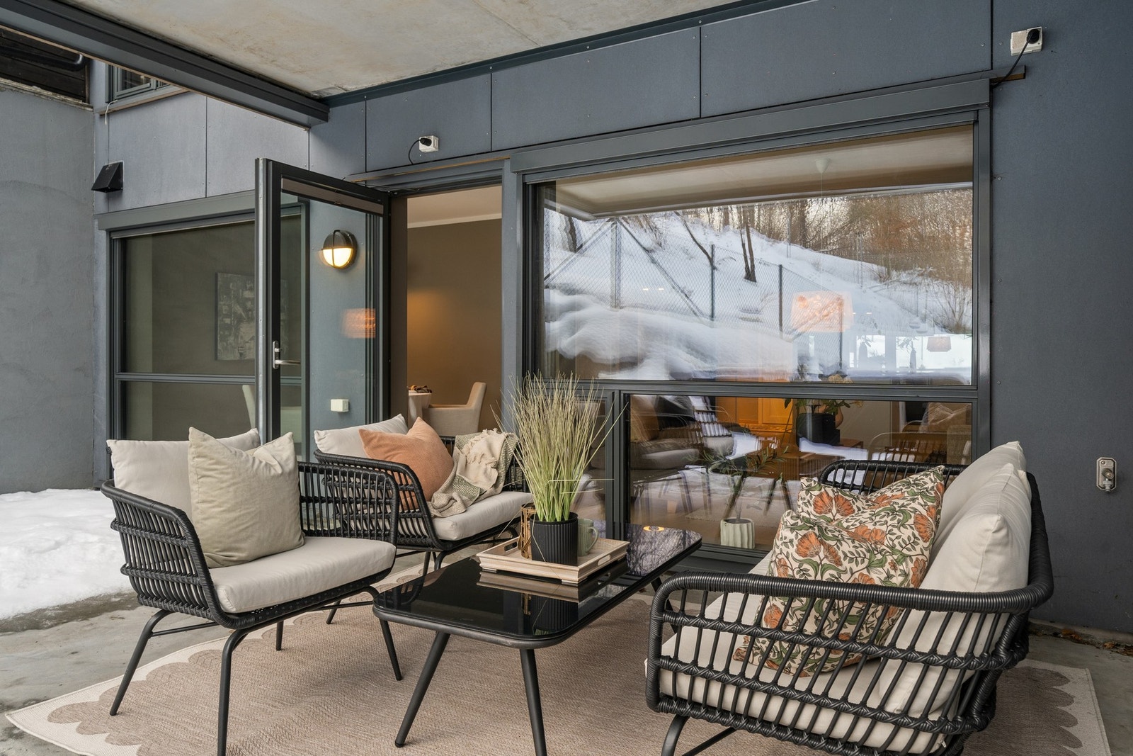 Leilighetens uteområde fungerer som en naturlig forlengelse av oppholdsrommet. Direkte utgang fra stuen gjør det enkelt å kombinere inne- og uteliv - perfekt for morgenkaffen eller kveldskosen. Galleribilde