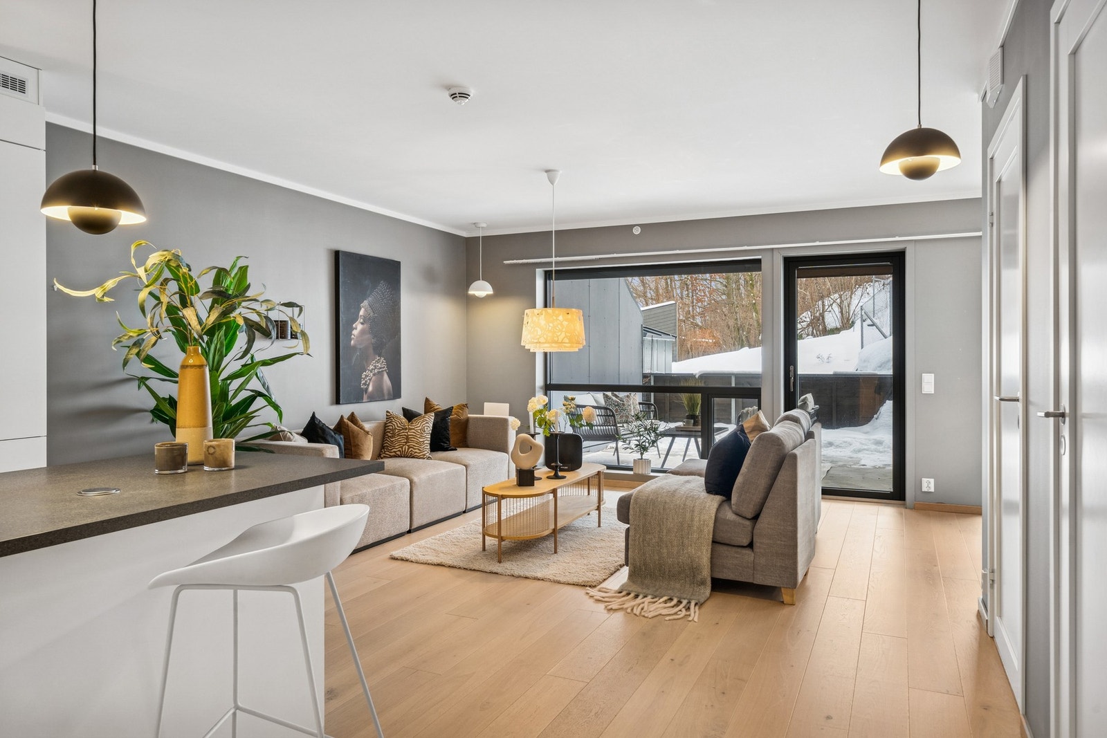 Kjøkken og stue er sømløst integrert i én åpen og lys sone, med god plass til både matlaging og avslapning. De store vinduene gir rikelig med dagslys til hele rommet. Galleribilde