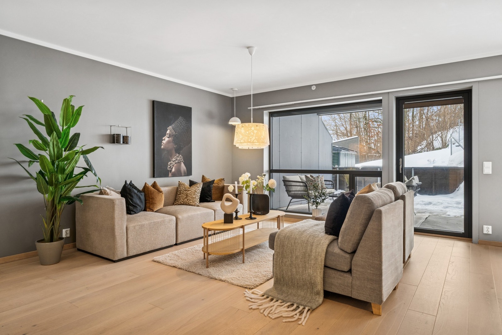 Innbydende stue med lune farger og smakfull innredning. Store vindusflater gir flott utsikt mot uteområdet og slipper inn rikelig med dagslys. En gjennomtenkt planløsning gjør det enkelt å møblere rommet. Galleribilde