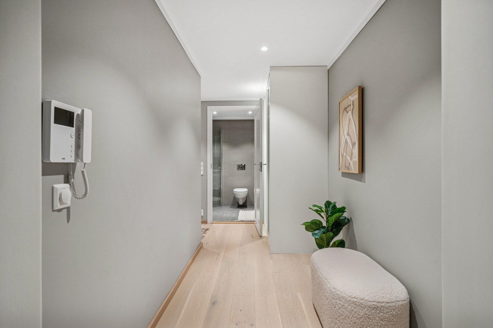 Lys og moderne entré med plass til sittemøbel og knaggrekke. Galleribilde