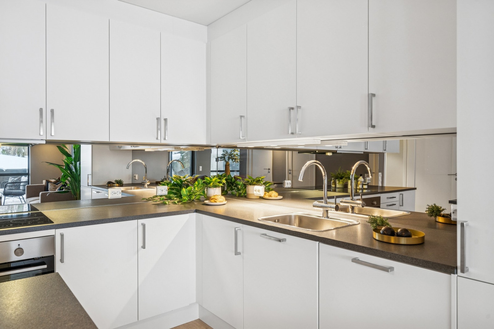 Her får du en effektiv arbeidssone med kort avstand mellom de ulike kjøkkenfunksjonene. Galleribilde