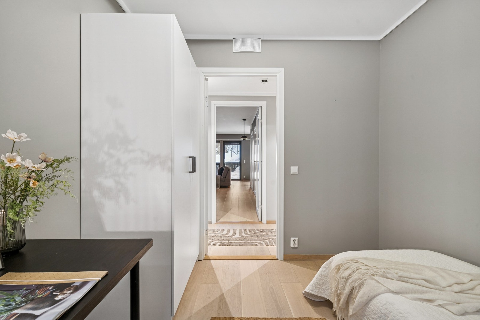 God siktlinje fra det ene soverommet og ut til stue/kjøkken. Gir en romslig og sammenhengende følelse i leiligheten. Galleribilde