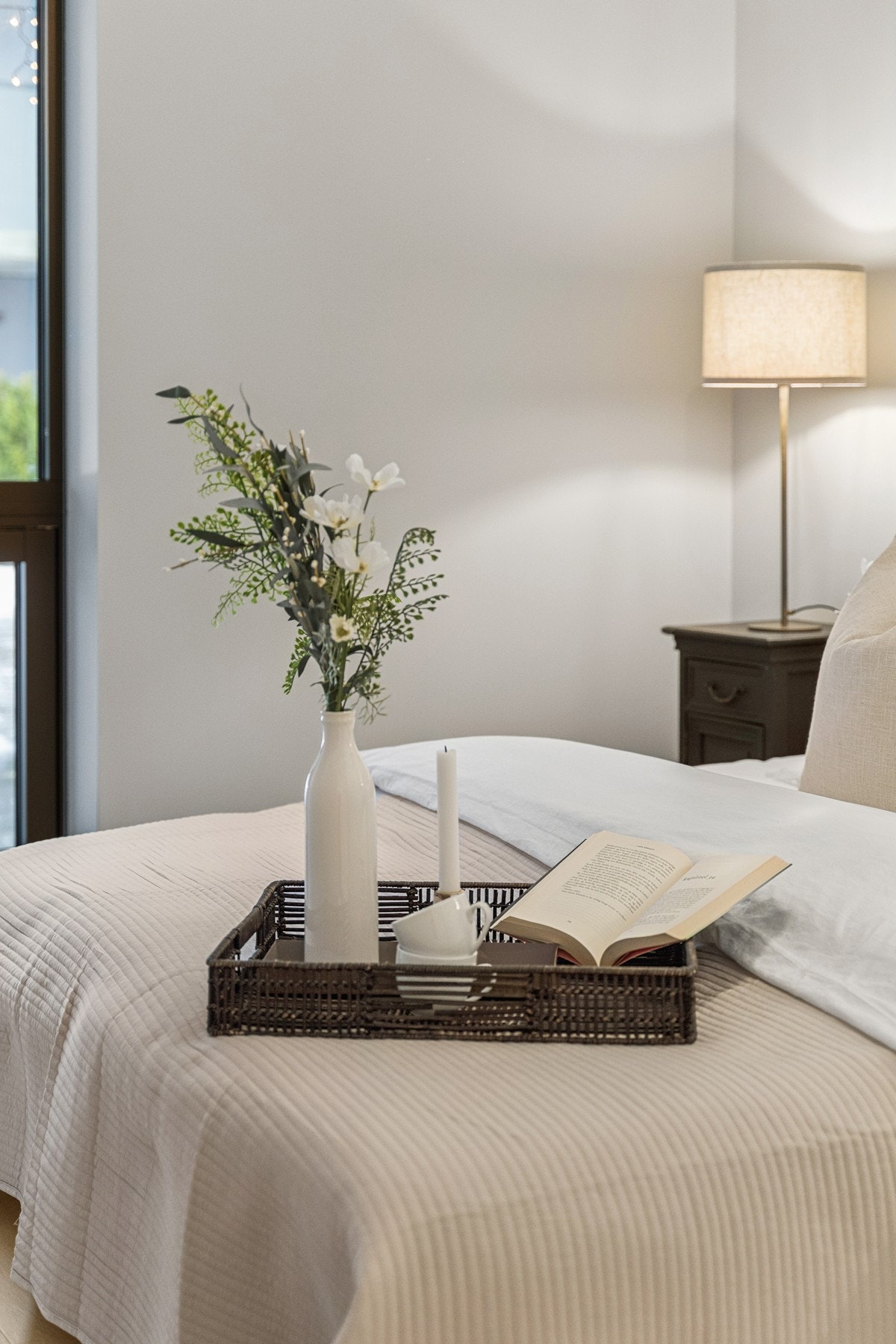 Hovedsoverommet er innredet med varme, naturlige toner og har god plass til garderobeløsning. Store puter og tekstiler skaper en hotellfølelse i hverdagen. Galleribilde