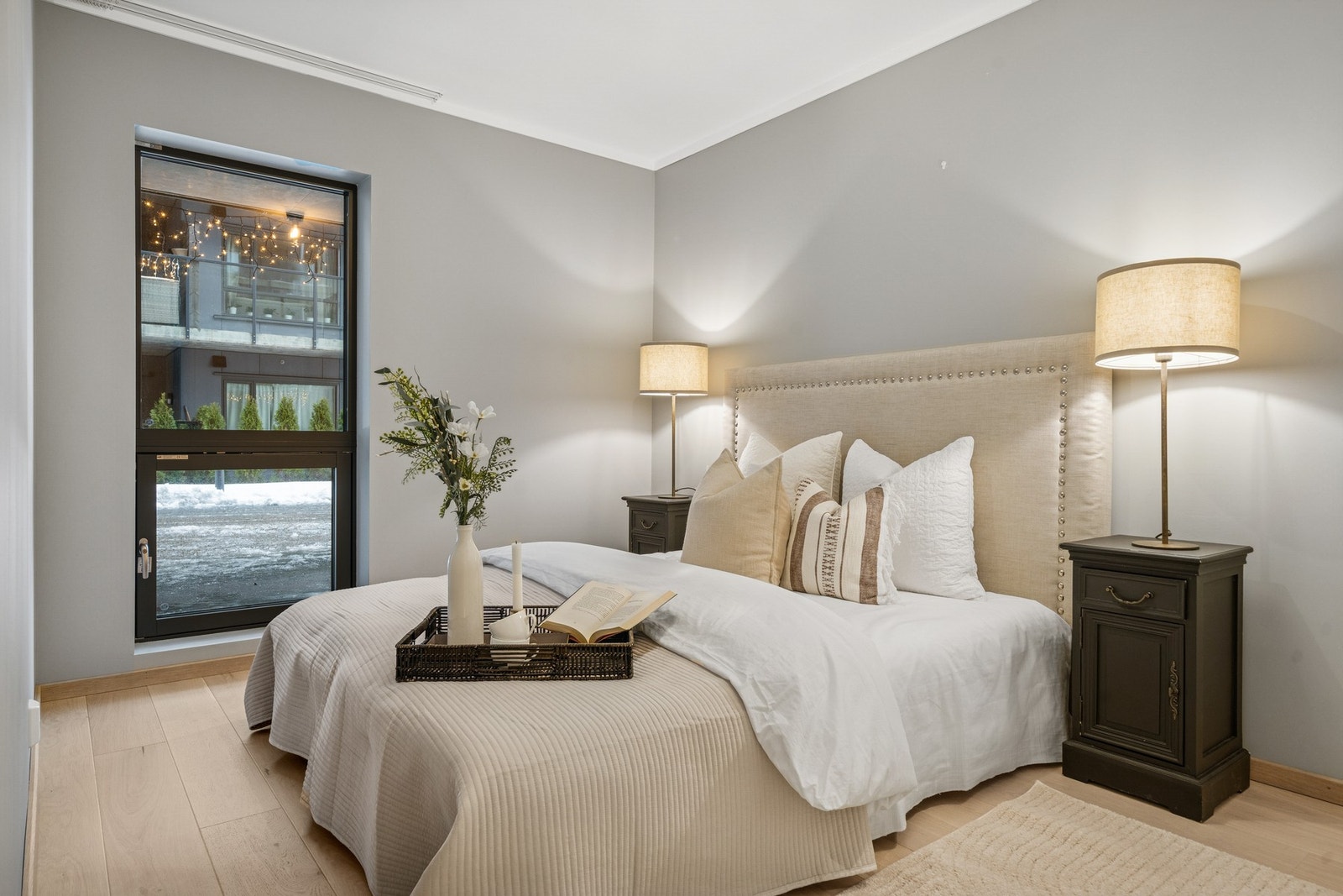 Soverommet har en lun og behagelig fargepalett, god plass til dobbeltseng og nattbord. Galleribilde