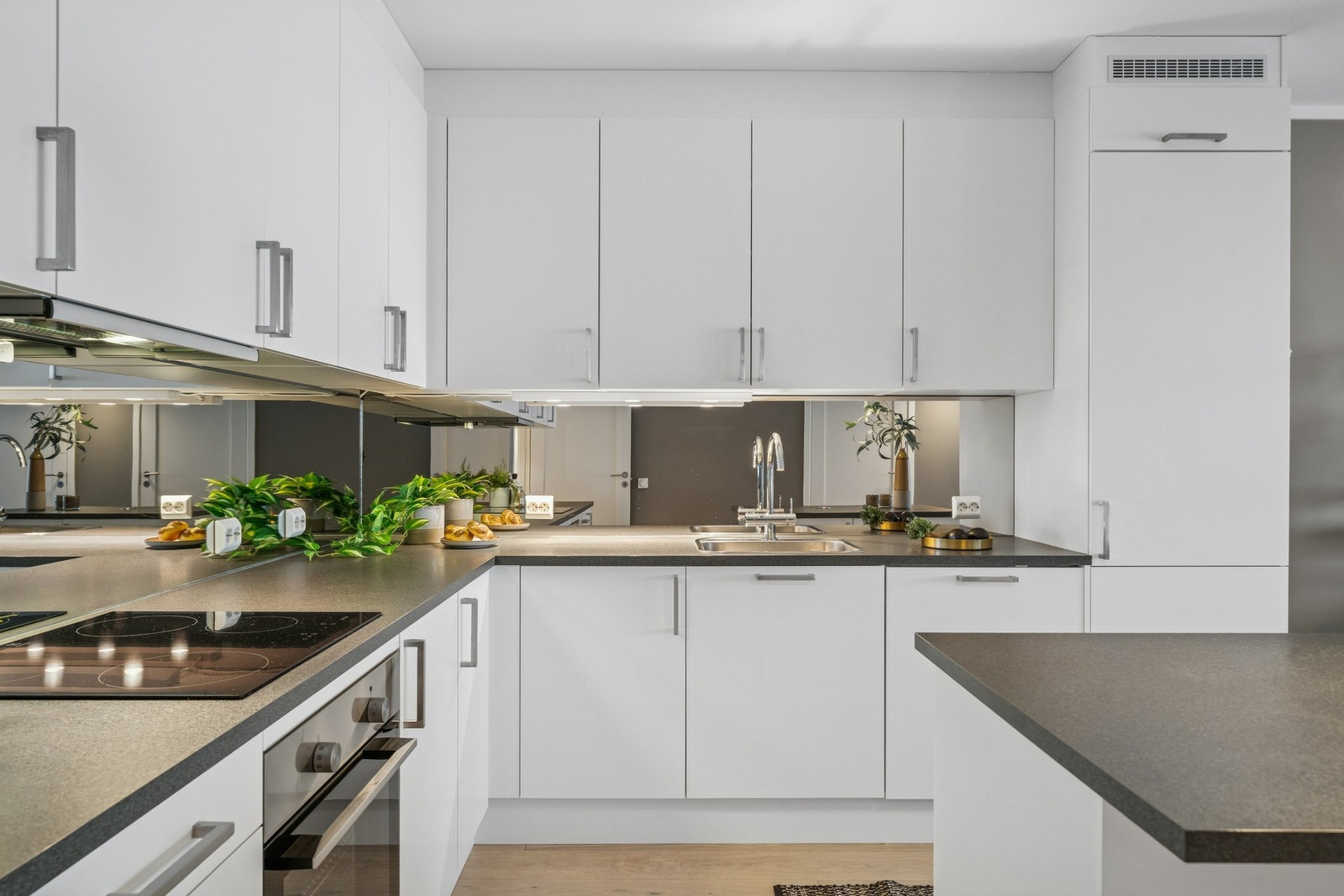 God skapplass og integrerte hvitevarer gjør kjøkkenet både praktisk og estetisk tiltalende. Galleribilde