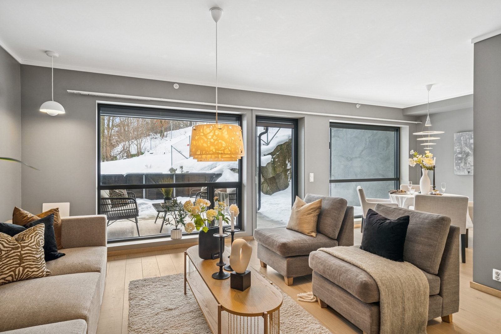 Stuen har utgang til en stor sørvestvendt markterrasse på hele 38 kvm. Terrassen fungerer som en forlengelse av oppholdsrommet, og gir en perfekt ramme for både hverdagsliv og sosiale sammenkomster. Galleribilde