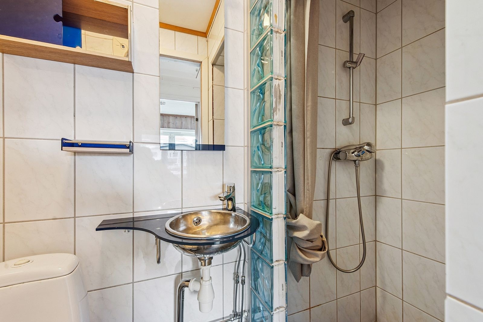 Badet er flislagt og er utstyrt med mekanisk avtrekk. Eget vaskerom i 1.etg. Galleribilde