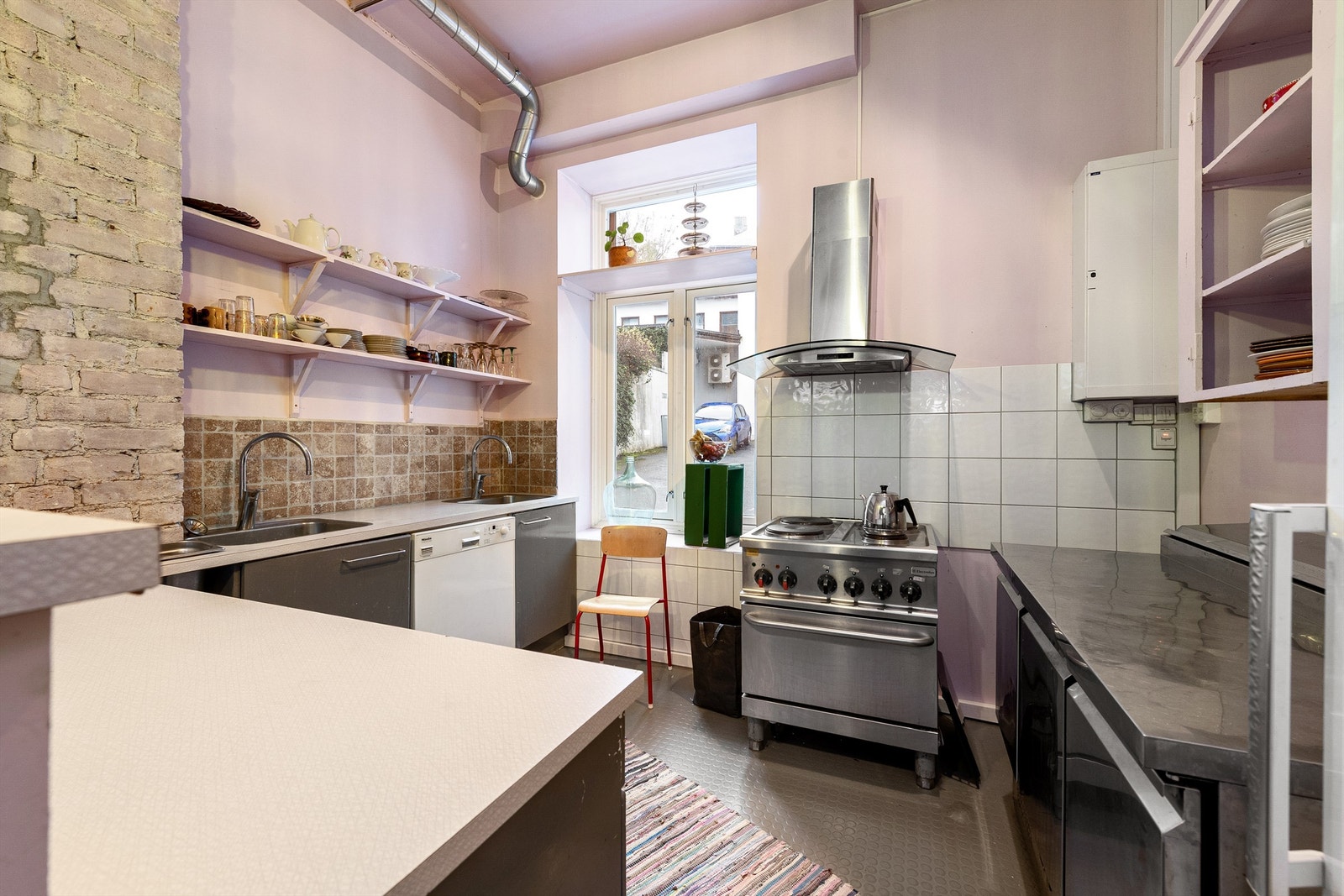 Det er montert kjøkkeninnredning for kafedrift i ca 2012. Galleribilde