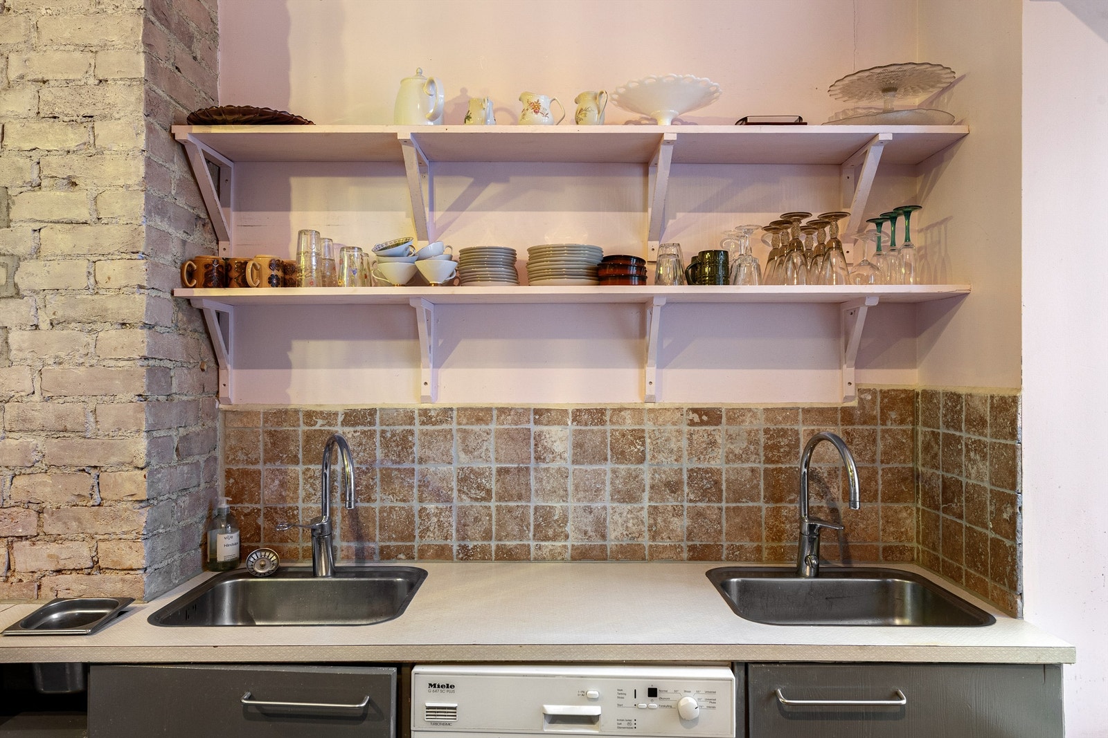 Det er montert kjøkkeninnredning for kafedrift i ca 2012. Galleribilde