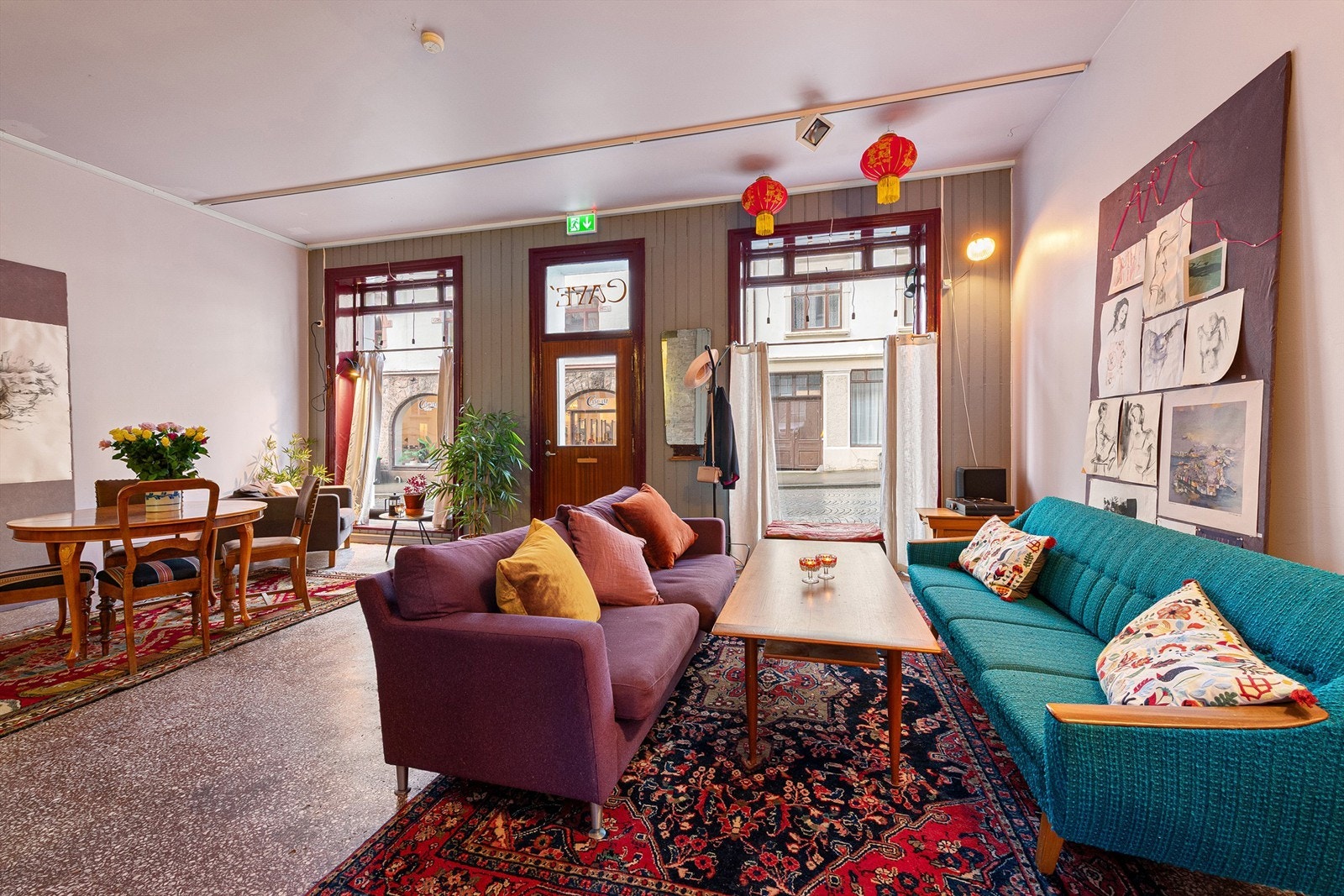 Forretningslokale med store vinduer ut mot Kirkegata Galleribilde