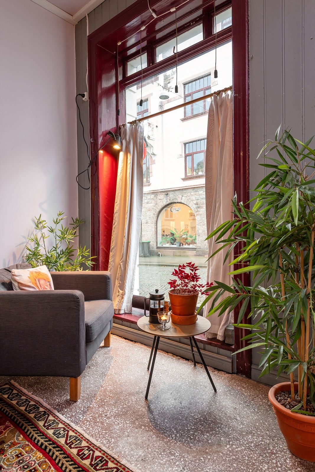 Store vindusflater mot gate Galleribilde